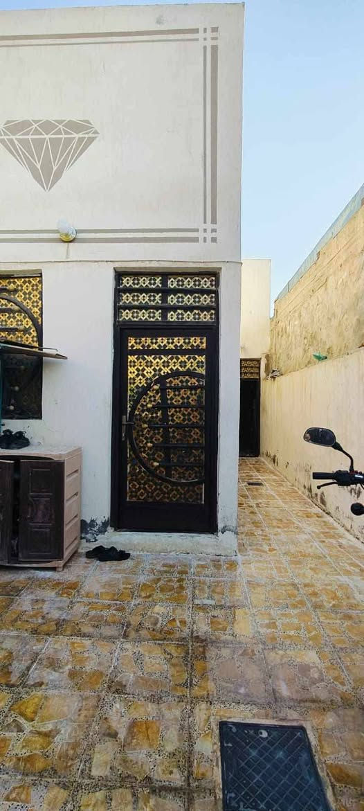 للايجار بيت مساحة 115
مقابل قرية الغدير قرب الشامل مول قريب على الشارع العام منطقه تبليط غرفه+صاله+مطبخ+صحيات+استقبال البيت جاهز من كلشي  بي وطني وخط مولد ونانو للانترنيت وكيزر  وماطور مي  ايجاره 275
***********

