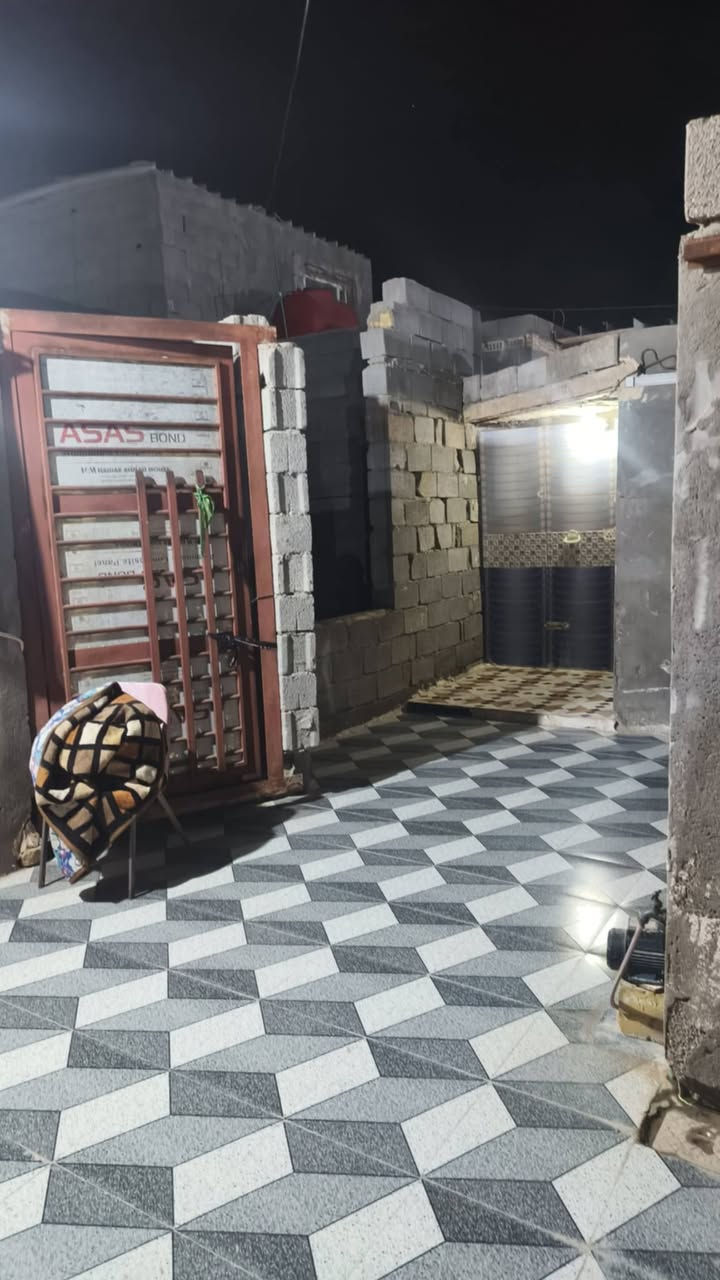 سلام عليكم بيت للبيع مساحته ١٥٠متر غرفتين وصاله ومطبخ   ستقبال بعده مكامل والباقي جاهز  للسكن طابو زراعي سند ٢٥ قرب ساحت التشابيه بناء حديث عكاده  *********** ***********
