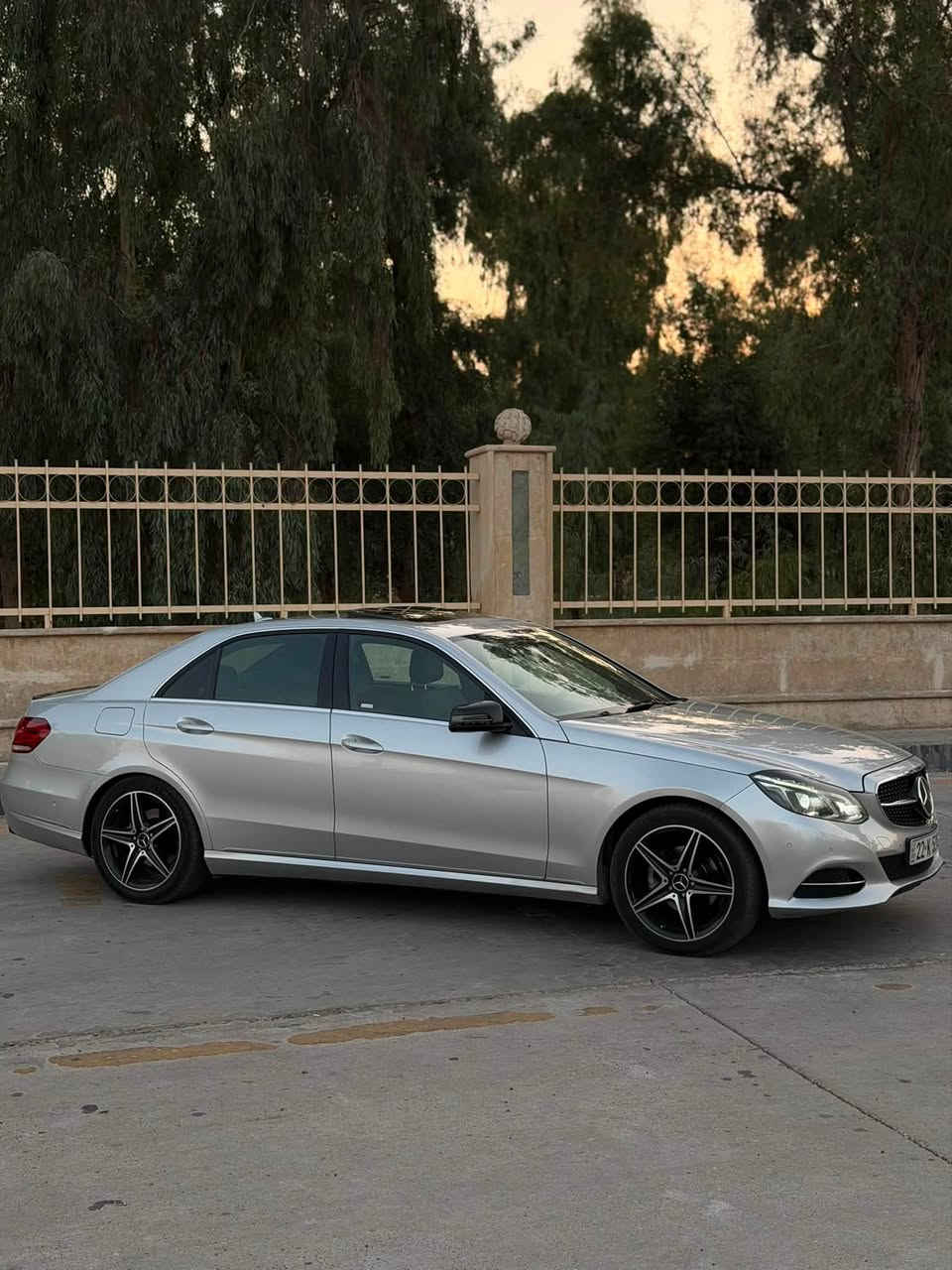 Mercedes Benz E-Class 200
موديل/ 2013 شكل جديد
مكينة/ 4 سلندر بنزين 2.0ليتر
ماشيه : 160الف

بدون صبغ و بدون حادث فقط دعاميه

گير و مكينة و كهربائيات كلها شرط 

فول مواصفات:
-سلايت 
-رادار امامى
 - كشنات جلد و شامو 
-حساسات امامى و خلفى
-سيستم ايكو 
- شفتات
- لايتات فول دايناميك و متحرك 
-اتو ستوب 
- سيدى بوكس
-كشنات هيتر 
- ليد داخلى 
- وبعد بيها مواصفات

سيارة جاهزة الحمدلله من كلشي بدون نقص
مكان سيارة: الموصل
رقم الموبايل/  ***********
سعر سيارة/ 170 ورقه وبيها مجال
