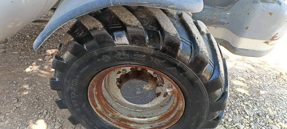 شۆفڵ ترێکس سڵاید مۆدیل 2004 هەموگیانی بەشەرت 14مەتر جبەی نەتەقیوە مەکینەی پیرکسە جەگ سەنتەرە 9000سەعات ئیشیکردوە تایەی تازەیە لەناوئیشایە سعری 130گەڵاو معامەلە ژمارەی موبایل ***********_ ***********
