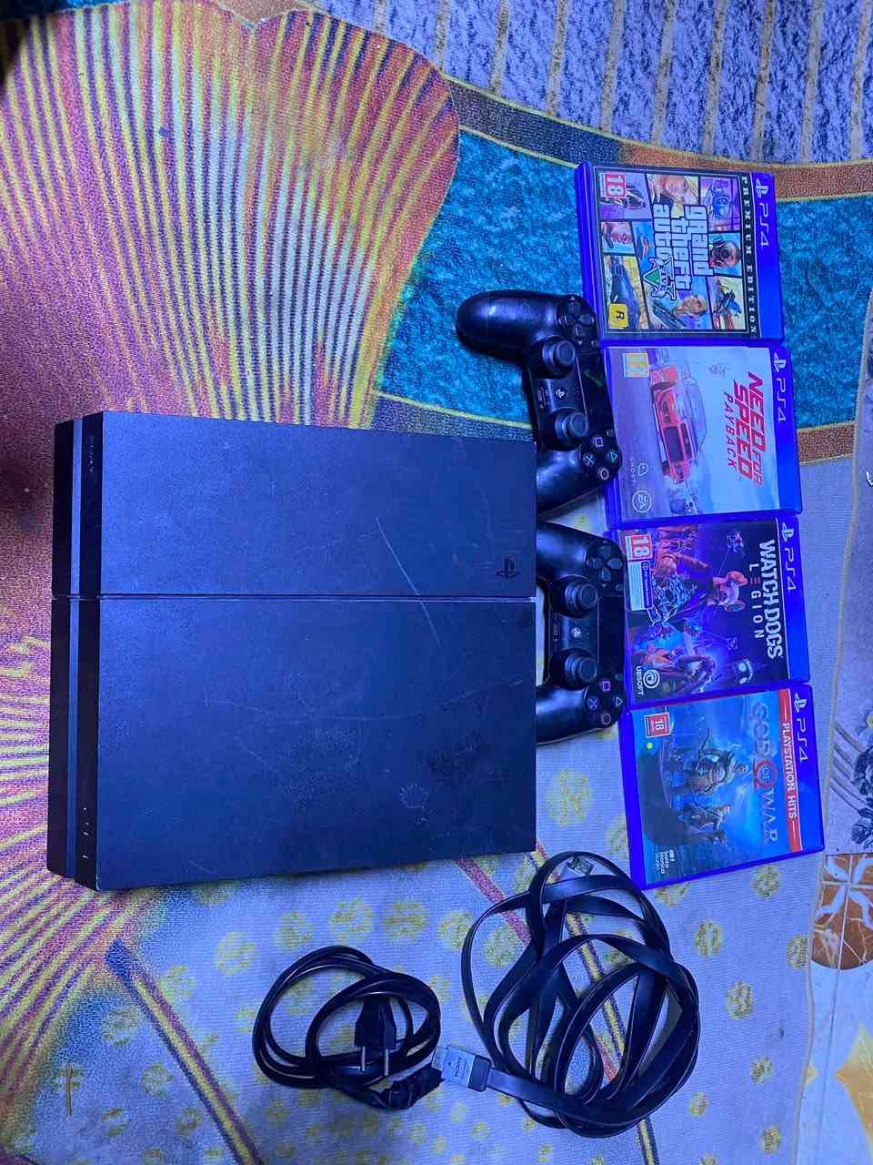 ⭐️ بلايستيشن 4 فات ،ما مفتوح ابد مستخدمه قليل ما لاعب بيه صار فترة تارك ،جهاز لوك ما مفتوح ،
ملحقاته:
-يدات ثنين وحده اصلية وحدة تجارية نضيفة 
-اربع اقراص موجودات بصورة،
-جهاز يجي كامل معه HDMi+ كيبل تشغيل

السعر مع التوصيل 225 الف قفل 
للتواصل خاص ،او واتساب
***********
