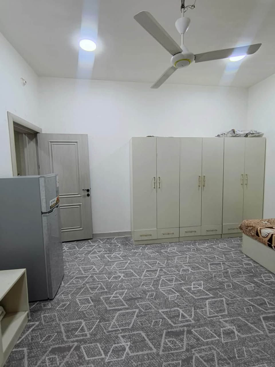 شقق بناء جديد مؤثثة للايجار في كربلاء المقدسة فقط للبنات ، تبعد عن كلية الصفوة الجامعة ١٠دقائق بالسيارة 

الشقق تتكون من غرفتين كل غرفة تحتوي على سبلت نوم وصالة كبيرة وتحتوي على سبلت كنتوري ومطبخ وحمام غربي وشرقي  ومؤثثة بالكامل

المطبخ مجهز بكافه مستلزمات الطبخ بالاضافة لاجهزة المطبخ +غسالة حديثة 
الصالة كبيرة تحتوي على شاشة تلفزيون بلازما و قنوات متعددة مفتوحة مع انترنت راوتر واي فاي

جهاز محاكات انتركام مع كامرة خارجية تسمح برؤية من في الخارج قبل فتح الباب الخارجية  
الأستفسار على هذا الرقم ***********
