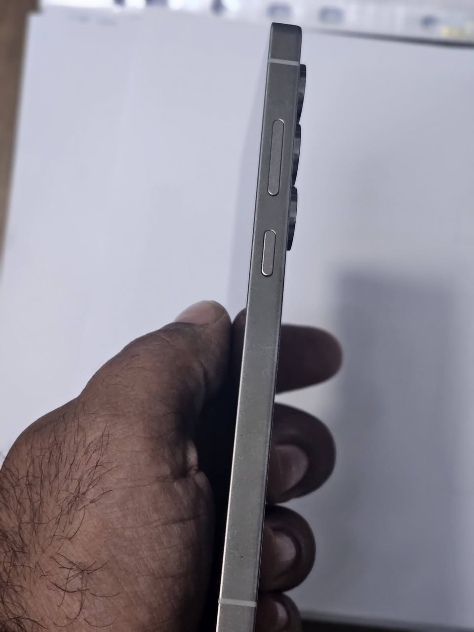 للبيع جهاز Samsung Galaxy S25 Ultra القوي، غني عن العرض والتعريف بكاميراته الخرافية، أدائه الجبار، وشاشته المذهلة.
​📋 التفاصيل والمواصفات الأساسية:
​الموديل: Samsung Galaxy S25 Ultra
​سعة التخزين: 256 جيجابايت
​اللون: تيتانيوم كريمي (Titanium Cream) المميز والرائع
​الحالة: كالجديد تماماً، نظيف وبدون أي خدش
​📦 الملحقات:
​الكرتون الأصلي مع كافة الملحقات.
​💰 السعر:
​السعر المطلوب: [1.350] (قابل للتفاوض البسيط ).
​📍 مكان التواجد:
​العنوان: بغداد - جميلة - شارع خير الله
​التستليم: تسليم يد بيد ضمن المنطقة.
​📞 للاتصال والاستفسار:
​يرجى التواصل عبر المراسلة أو الاتصال على الرقم: [***********]
