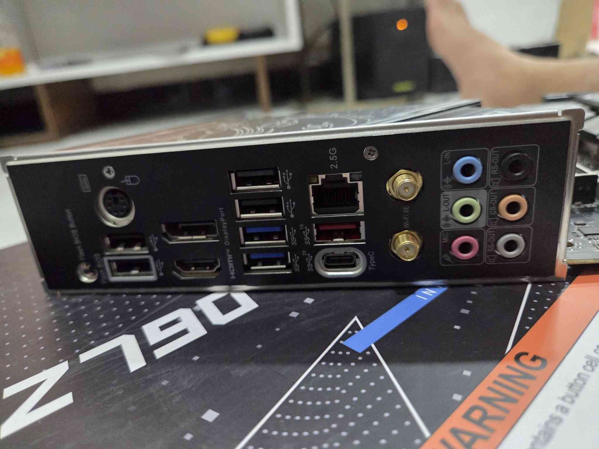 قطع  استخدام كلهن قليل اقل ست اشهر 

 • CPU: Intel Core i7-14700KF 
500 الف مع سوكت lga1700

• GPU: ASUS ROG Astral RTX 5080 3100 الف

• Motherboard: MSI Z790 Gaming Plus
 WIFI 300 الف

• CPU Cooler: Thermalright Trofeo Vision 360 Liquid 175

• PSU: Segotep GM1000W 1000W 80+ 
Gold 150 الف
شلع كامل 4200 اربع ملايين وميتين
مكاني بغداد الحريه 
***********

