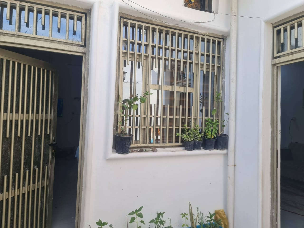 بيت للبيع طابو زراعي المالك عراقي ١٠٠ متر 
يتكون من غرفتين غرفة جوى وغرفة فوك ديوانيه هول 
ديوانيه مطبخ حمام منور  بناء جديد 
تنومه نهر حسن فرع القاعه الحديد
***********
