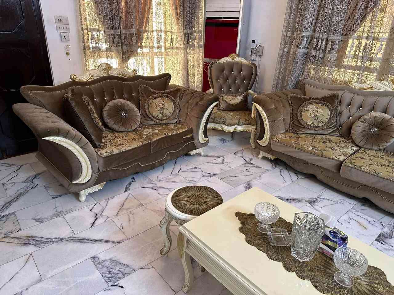 ✨ تخم قنفات تركي فاخر للبيع – فخامة وراحة لبيتك! ✨  بتصميم كلاسيكي مريح ولون دافئ، يضيف جمالية ورونق خاص للصالون.  
🛋️ التفاصيل:
 الحالة: مستعمل، يحتاج صيانه بسيطه جداً للوساده، مريح جداً وفخم بالواقع.
 المكونات: أرائك عدد ٣مع كراسي مفردة عدد ٢ + الطاولة الوسطية وطبلات صغيره عدد ٤(كما موضح بالصور).  
📍 الموقع: بغداد - شارع فلسطين (المعاينة والاستلام من الموقع)
💰 السعر: مليون و250 ألف دينار عراقي (وبي مجال يخبل للشراي الجاد)
📞 للتواصل والاستفسار: ***********

