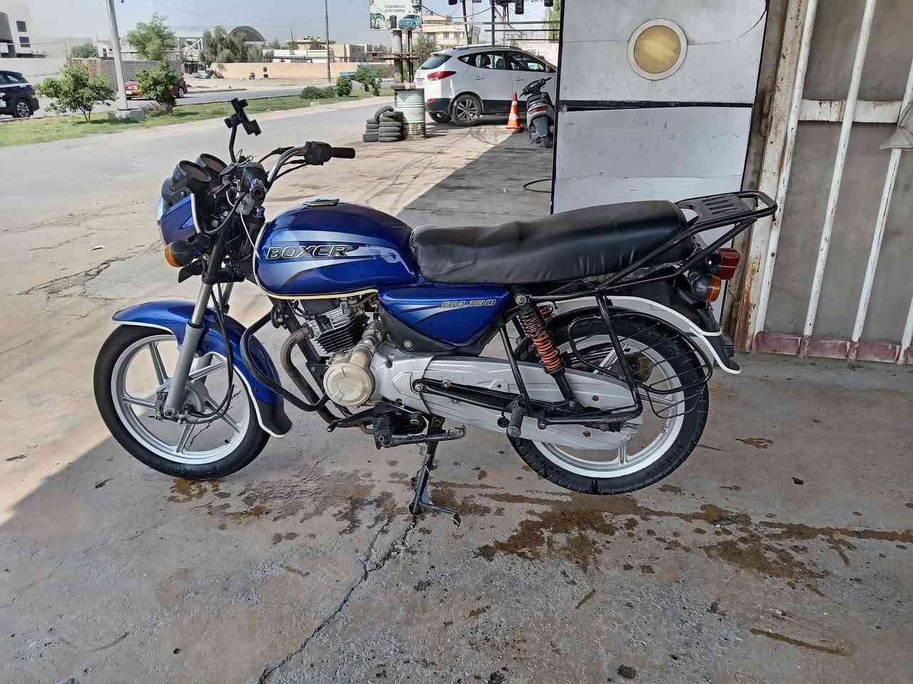 السلام عليكم عندي دراجه بوكسر للبيع مره وحده مفتوحه تجفيت شركه موديل 2018 طالعه من وكيل 2023 اوراق اصولي الدراجه وضع شركه ربع دنيار ماذب عليها السعر خاص واتساب *********** مكاني حله
