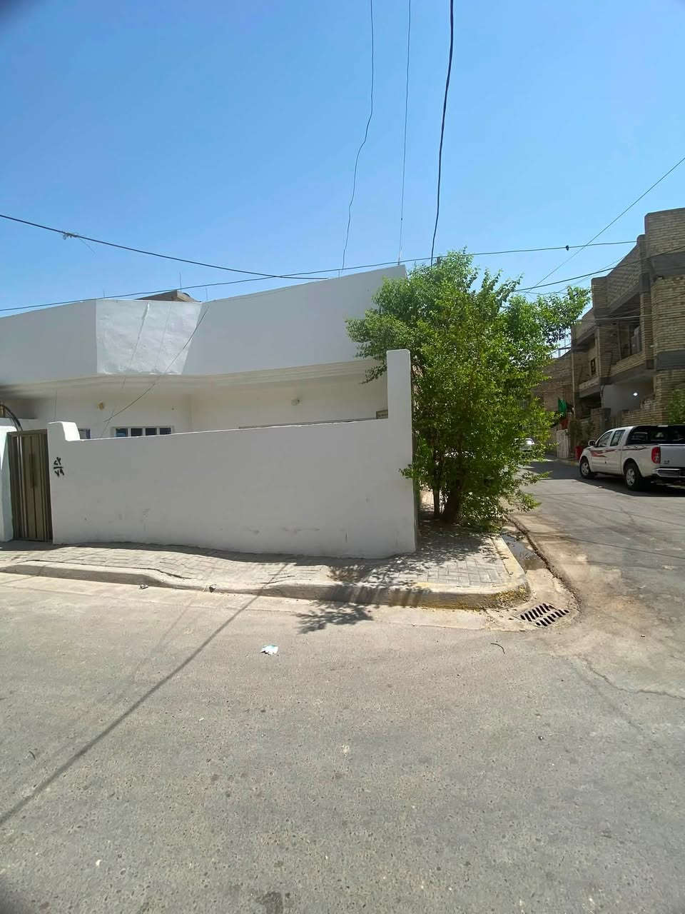السلام عليكم
بيت للبيع في منطقة الشماعية (حي السفير )
مساحته 130م 
بناء وترميم حديث يحتوي على طابق ونصف 
الطابق الأول غرفة ومطبخ واستقبال وصاله وحمامين خارجي وداخلي وترك وكراج 
الطابق الثاني بيتونة وسطح 
المنطقة مبلطة ونظيفة وهادئة وبيها كل الخدمات 
واجهه 12م
والنزال 12.5
سعره مناسب وقابل للتفاوض 
للتواصل مع صاحب البيت مباشرة *********** واتساب او تواصل خاص
