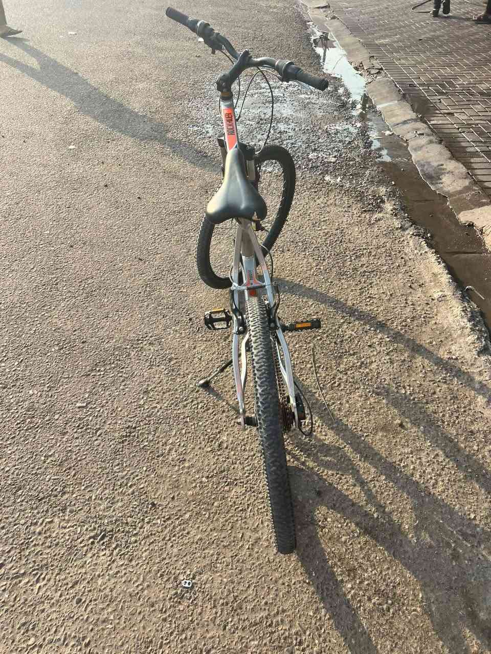 حيث
تمام تتدلل 💪

*مواصفات البايسكل BTWIN:*
- *النوع*: بايسكل جبلي / Mountain Bike
- *الماركة*: BTWIN اصلي
- *الهيكل*: المنيوم خفيف فافون
- *الويلات*: 26 انش
- *السرعات*: 21 سرعة 
- *الدبلات*: امامي + خلفي
- *الحالة*: نضيف بدون اي نقص، جاهز للاستخدام

---

*الاعلان النهائي:*

---
*للبيع بايسكل BTWIN اصلي* 🚴🔥

*المواصفات:*
- هيكل المنيوم فافون خفيف
- 21 سرعة دبل امامي وخلفي
- ويلات 26 انش
- نضيف 100% بدون اي نقص
- جاهز الرياضه والاستخدام اليومي والطلعات

*المكان*: البصرة
*السعر*: 180 الف دينار *وقابل للتفاوض*
*للاستفسار*: 
***********0
(للبيع او المراوس)
