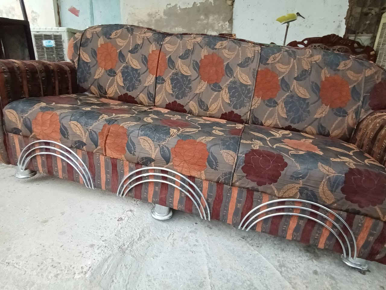 كنب عراقي • ٩ مقاعد • نظافة ٩٠٪