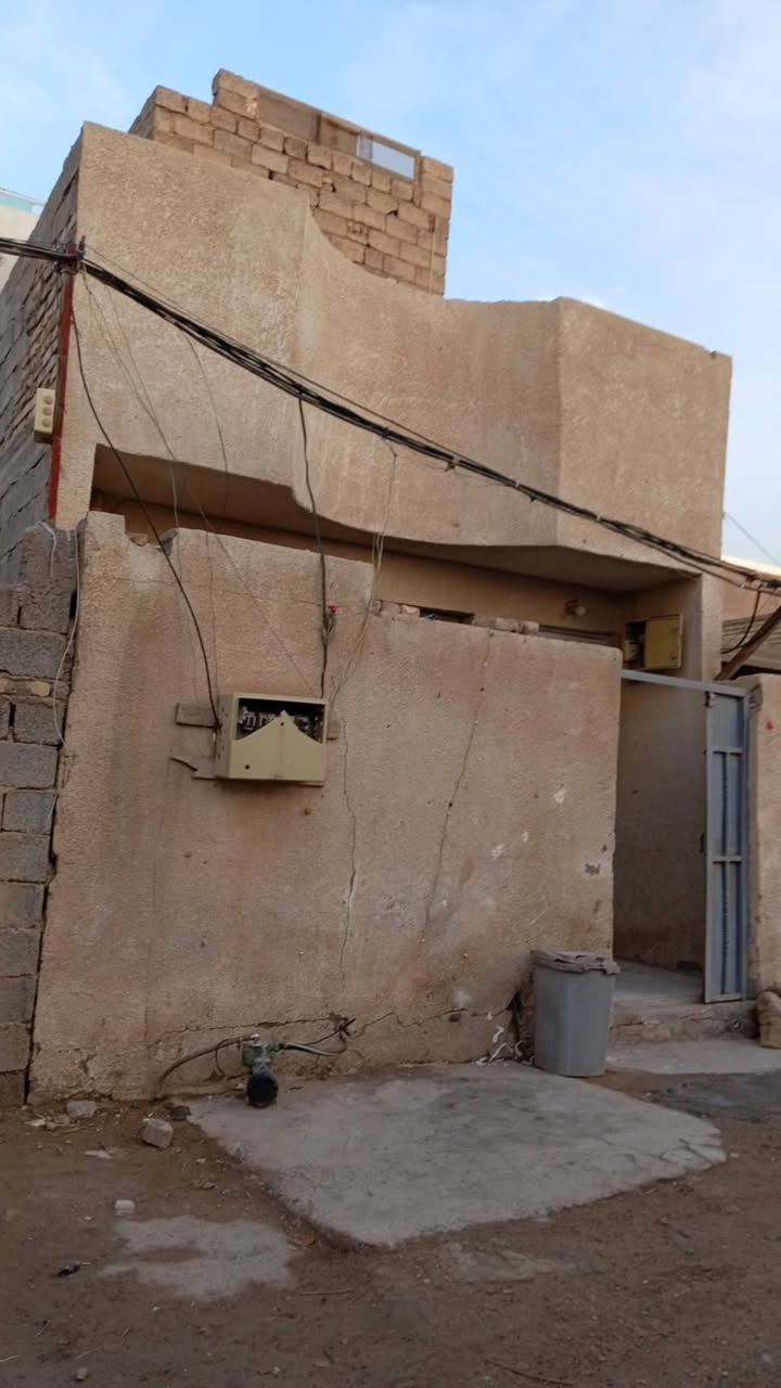 بيت للبيع بحي الانتصار ومساحتة 80متر غرفه فوك وسطح وغرفة جوة حمام جوة وحولي ومطبخ يصير واستقبال *********** وسعر البيت 35بي مجال
