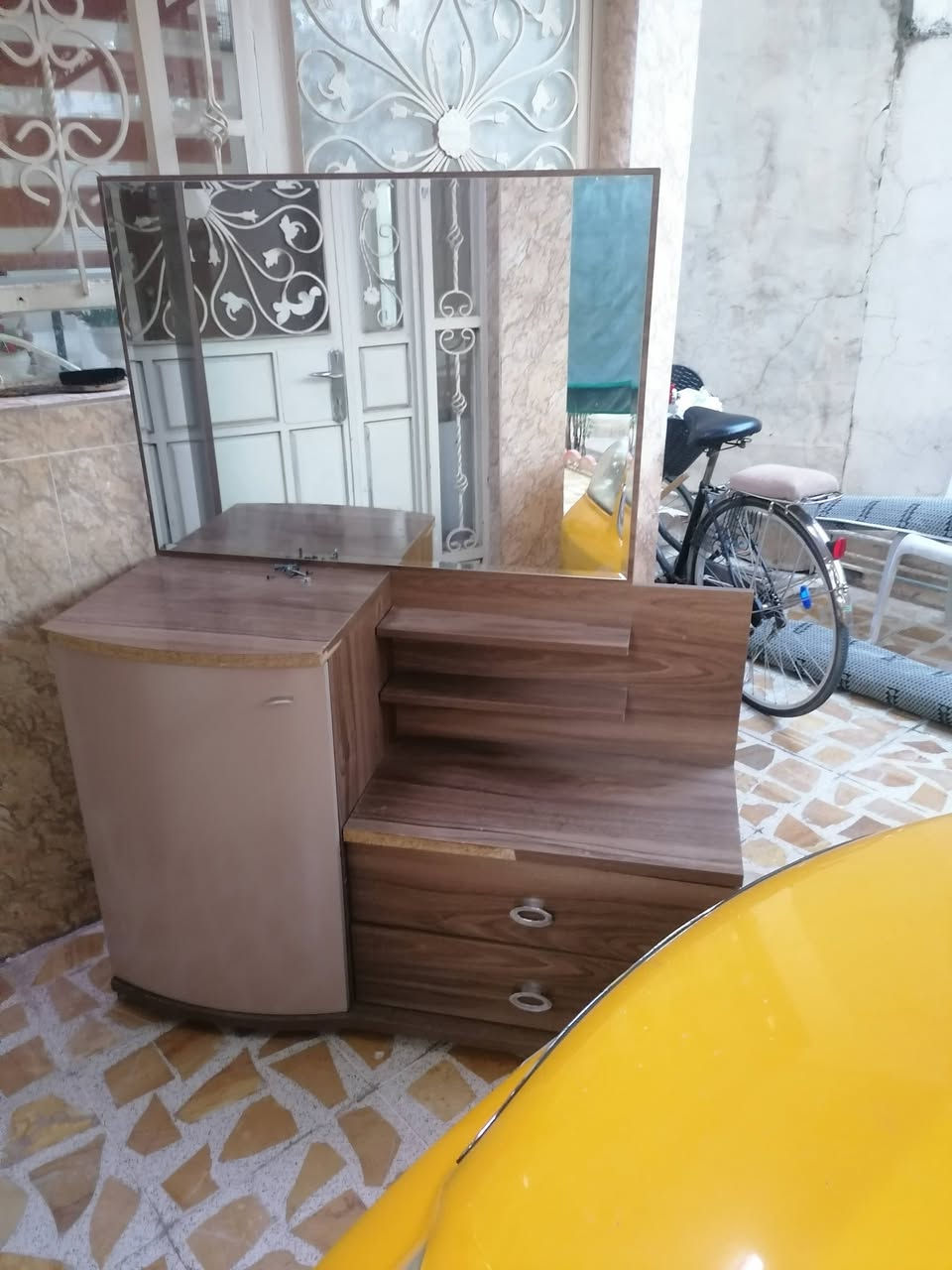 ميز تواليت • زاوية