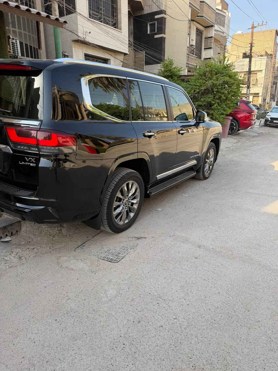 السلام عليكم 🌹
للبيع تويوتا لاندكروزر VX Limited موديل 2024 🚙✨

🔹 اللون الداخلي: أحمر + أسود
🔹 الممشى: 21,000 كم فقط
🔹 الحالة: خالية من الملاحظات

المواصفات:
• أبواب شفط
• 4 كاميرات
• رادار أمامي وجانبي
• حساسات أمامية وخلفية
• كراسي أمامية وخلفية تدفئة وتبريد
• كراسي كهربائية أمامية وخلفية
• مواصفات VX Limited

السيارة نظيفة جداً وبحالة ممتازة، جاهزة للفحص

مكان السياره بغداد حي البنوك
هاتف ***********
