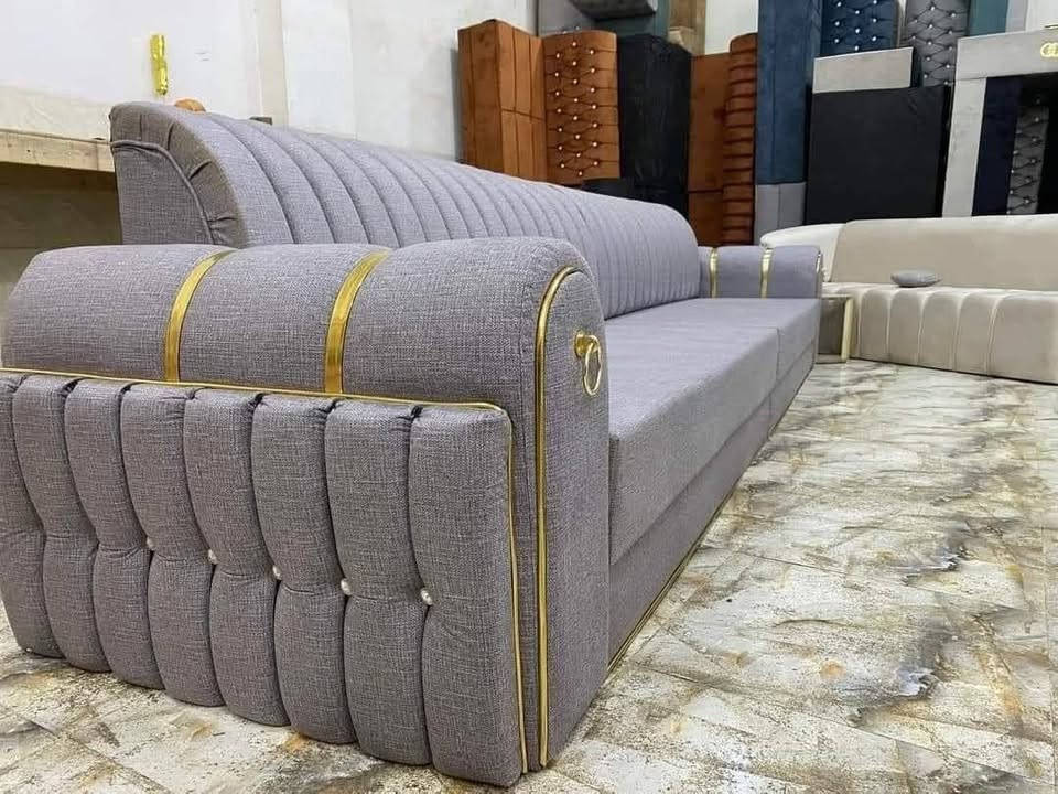 🛋️✨ ارتقِ بأناقة بيتك مع بابلون للتخم والديوان! ✨
📍 حلة – الوردية داخل مجاور السيد موسى 
ملاحظة : يوجد لدينا ديوان حرف L  يكون 10 مقاعد بسعر 375 الف دينار
￼⁨***********
هل تبحث عن الفخامة والجودة في أثاثك؟ 🎯
⬅️ عندنا تلقى كل شي على ذوقك... وبأسعار تنافس كل الأسواق! 💸

🔥 عروض حصرية لفترة محدودة:
▪️ سعر المتر الواحد يبدأ من 95,000 دينار فقط! 🏷️

🪑 تصاميم مميزة حسب الطلب:
✔️ اختَر اللون والموديل اللي تحبه 🎨
✔️ تفصيل وتنجيد درجة أولى 🧵
✔️ جودة مضمونة حتى 10 سنوات 🛡️

🔹 المواد المستخدمة:
• خشب بلوك أسورد 18 ملم 🪵
• لوح روسي درجة أولى 🌲
• اسفنج نوع ممتاز 🧽
• قماش تركي فاخر تختاره بنفسك 🇹🇷

🚛 توصيل مجاني داخل الحلة
🗺️ توصيل لجميع المحافظات بأسعار رمزية
📏 فريق خاص للقياسات والتفصيل بكل دقة واحترافية

⏳ سارع قبل نهاية الأسبوع واغتنم الفرصة!

📞 للحجز أو الاستفسار، تواصل معنا الآن 
واتساب/***********

💬 أهلاً وسهلاً بيك للتخم والديوان
✨ جودة تبهرك... وخدمة تسعدك! ✨
👇 تواصل ويانا الآن عبر الزر أدناه أو اتصل مباشرة!
