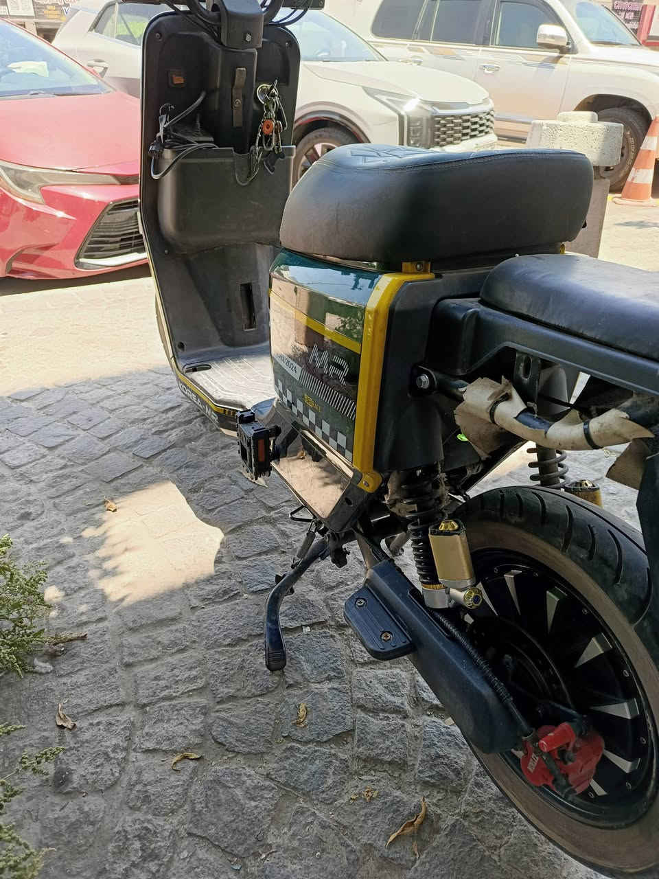 السلام عليكم
دراجة نوع KOREA MR  بطاريات 6 حجم كبير
32 امبير دراجة بلادية وكاملة
جديدة وكفالتها عامة 4 سرعات
سويجين وبصمتين ونظام بك R
لون حلو ونادر والتايرات 
بلادية من الشركة
دراجة قوية ومتينة سرعة 65 كيلومتر
تقطع مسافة 45 كيلومتر وتفيد للمسافات البعيدة
السعر 400 الف
 مكاني منطقة الصليخ قريب من الشعب
واي استفسارات عن الدراجة
خاص او رقم واتساب ***********
