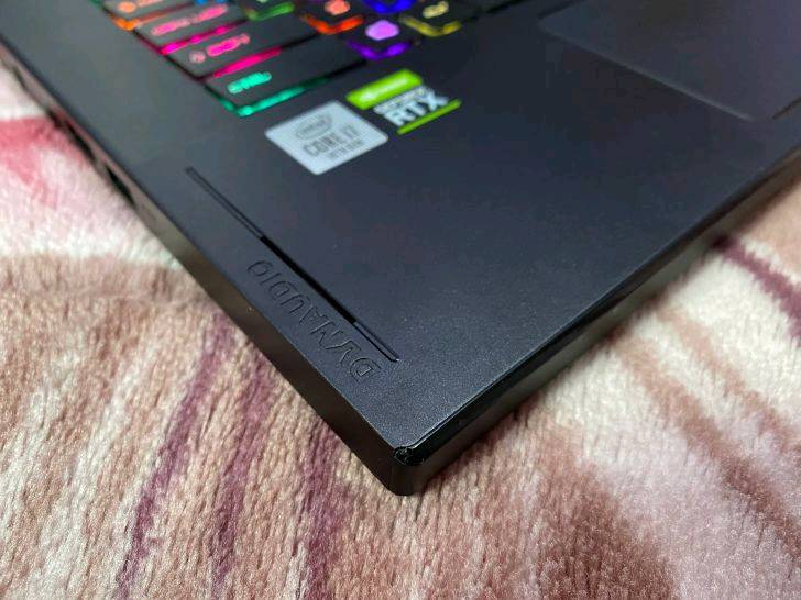 لابتوب العاب جيمنك: MSI Stealth GS66  
​المعالج (CPU): Intel Core i7-10750H (الجيل  العاشر، بقوة وكفاءة عالية جداً للألعاب والتطبيقات الثقيلة).
​الذاكرة العشوائية (RAM): 16 جيجابايت.  
​التخزين (Storage): قرص تخزين سريع جداً من نوع NVMe SSD.  حجم 500
​الشاشة (Display): شاشة فائقة السرعة بمعدل تحديث 240Hz Ultra Fast، تمنحك سلاسة فائقة في الحركة والألعاب.  
​كرت الشاشة (GPU): NVIDIA GeForce RTX (2070 8g super max q)
​نظام التبريد: نظام تبريد متطور وفعال Cooler Boost Trinity+ للحفاظ على حرارة مستقرة أثناء الضغط العالي.  
​البطارية: بطارية ضخمة بسعة 99.9 واط/ساعة
شنو الحالة العامة للجهاز هسه؟ بيه أي خدوش، ضربات، أو مشاكل مخفية غير اللي مبينة بالصور؟: 
نظافة فول
الموقع بغداد الدورة  ولايوجد لدي توصيل 