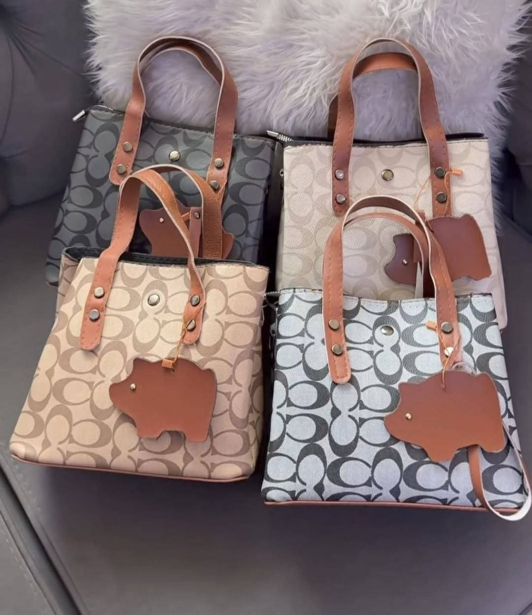 جنط جلد قطعه 7 الف فقط❤️‍🔥 كل ٤ قطع جنطه هديه👜 من اختيار البيج  توصيل🚗 الف داخل رفاعي للحجز مراسله خاص 👇

نص مكتوب في الصور:
- 🤎😳small🤎
- كتيبه كبيره