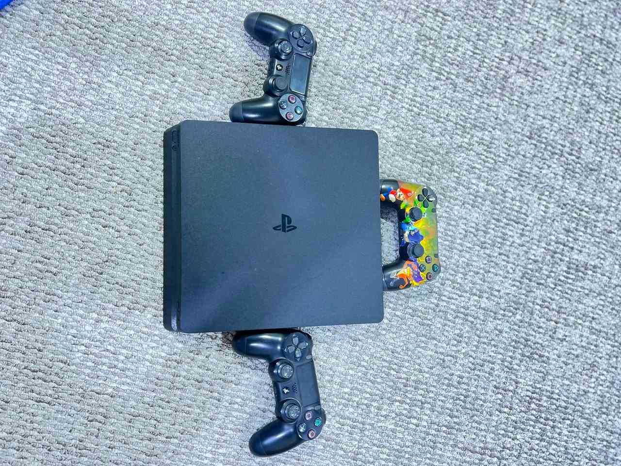 السلام عليكم PS4سلم ذاكره500كامل ملحقات مع جويستكات3واقراص3جهاز نضيف وجديد سعره250 مكاني البصره***********
