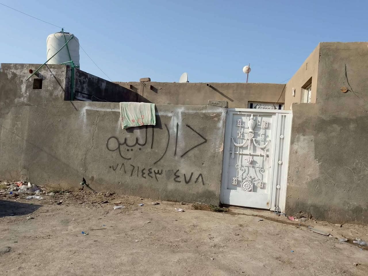بيت للبيع في الناصريه مدينه الصدر خلف الروف مساحه ٢١٠يحتوي ع ثلاثه غرف نوم وصاله ومطبخ وديوانيه السعر خاص الرقم ***********
