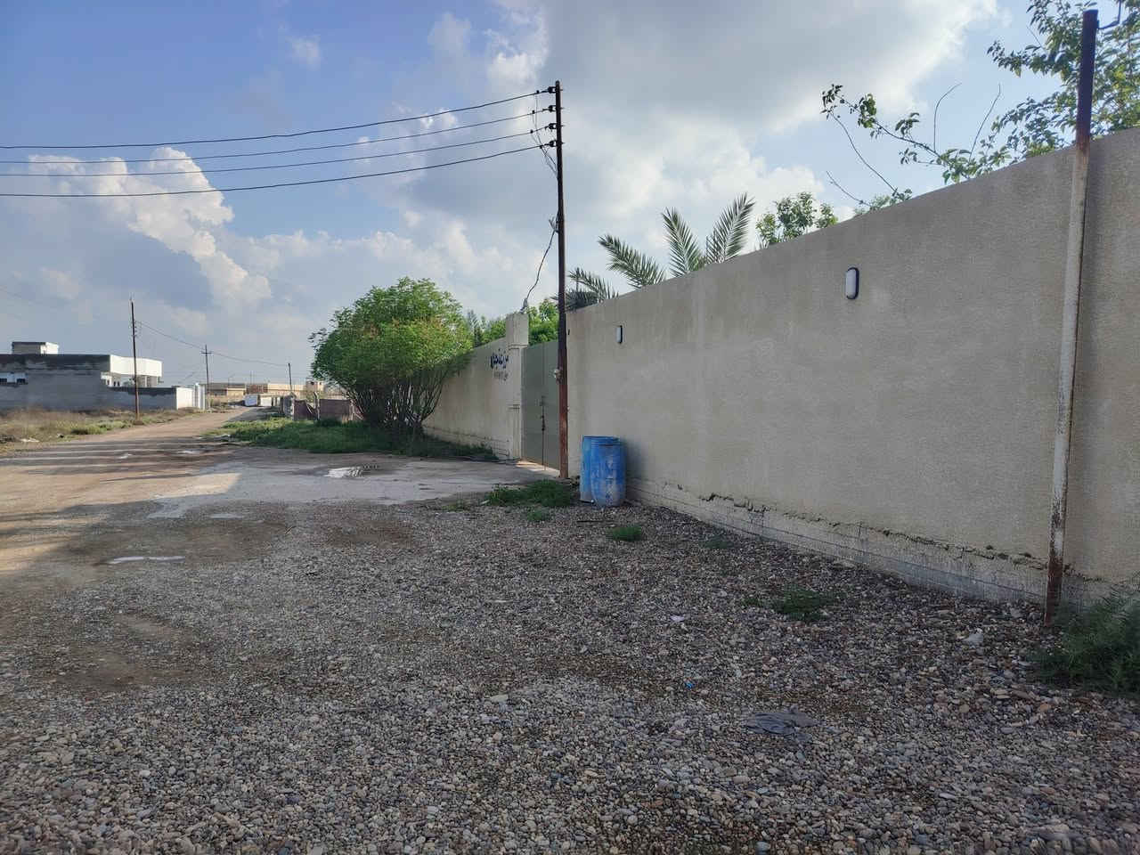 سلام عليكم
منتجع للبيع مؤثث بالكامل
الموقع صلاح الدين قضاء بلد مدخل واحد
تفاصيل المنتجع
جنس عقار طابو زراعي سند ٢٥
المساحه دونم اله ٣٠٠ متر
الواجهه ٦٠ متر 
يحتوي على
كراج كبير 
حديقه كبيره 
صاله كبيره 
غرفة نوم 
مطبخ 
صحيات داخليه وخارجيه 
مسبح كبير ومسبح صغير 
مولد بيركز جديد 
خدمات متكامله كهرباء 
نخل برحي ومجهول
حمضيات بنوعها
للاستفسار الاتصال على الأرقام التاليه 
*********** 
*********** 
او مراجعة مكتب التمار للعقار الواقع شارع المحطه محلات الحاج عدنان
