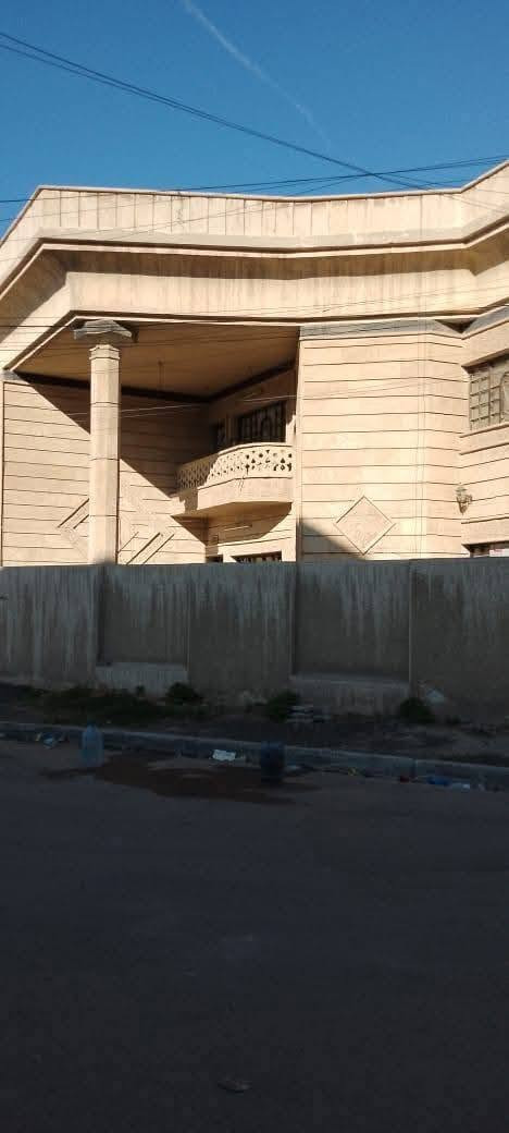 بيت للبيع ركن تجاري على شارعين حي القاهرة الشماسية خلف دور الارامل قرب الشارع العام يبعد 100 متر عن شارع باب المعظم شعب مقابل مطعم القاهرة
مساحة 160 م
طابقين يحتوي الطابق الارضي على صالة 5 *6 وغرفة نوم 4 * 5 ومطبخ حار وبارد  ومناور وحمام + تواليت
الطابق الثاني ثلاث غرف نوم مع صحيات
للاستفسار الاتصال مع صاحب الدار مباشر 
***********
