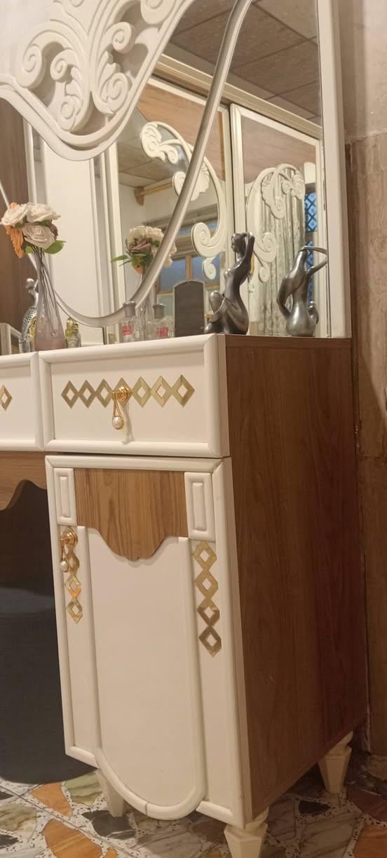 السلام عليكم غرفه نوم تركي 9 قطع سرير مخزن وشازلون واناره نظام بوب وسلايت غرفه نظيفه مكان بغداد للاستفسار الاتصال على الرقم (***********)
