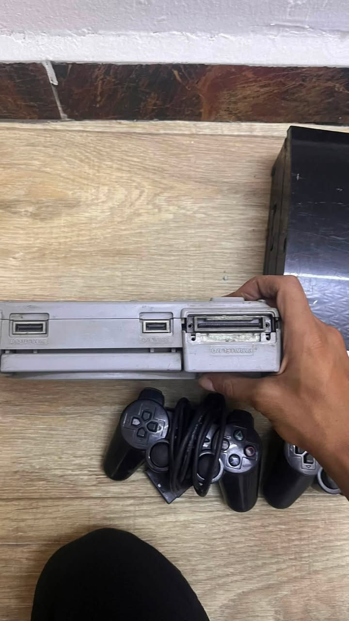 السلام عليكم بلي ثري نسخه فات اربع
منافد usb شغال بس بي مشكله يفصل و يطلع لون اصفر
بلي وان شغال بس ما يعرض مع قرصين بلي وان ويدات ثنين مال بلي تو 
ابيعهن فحم السعر كلهن 35 الف ابيع شلع ما ابيع قطعه تواصل واتساب ***********
