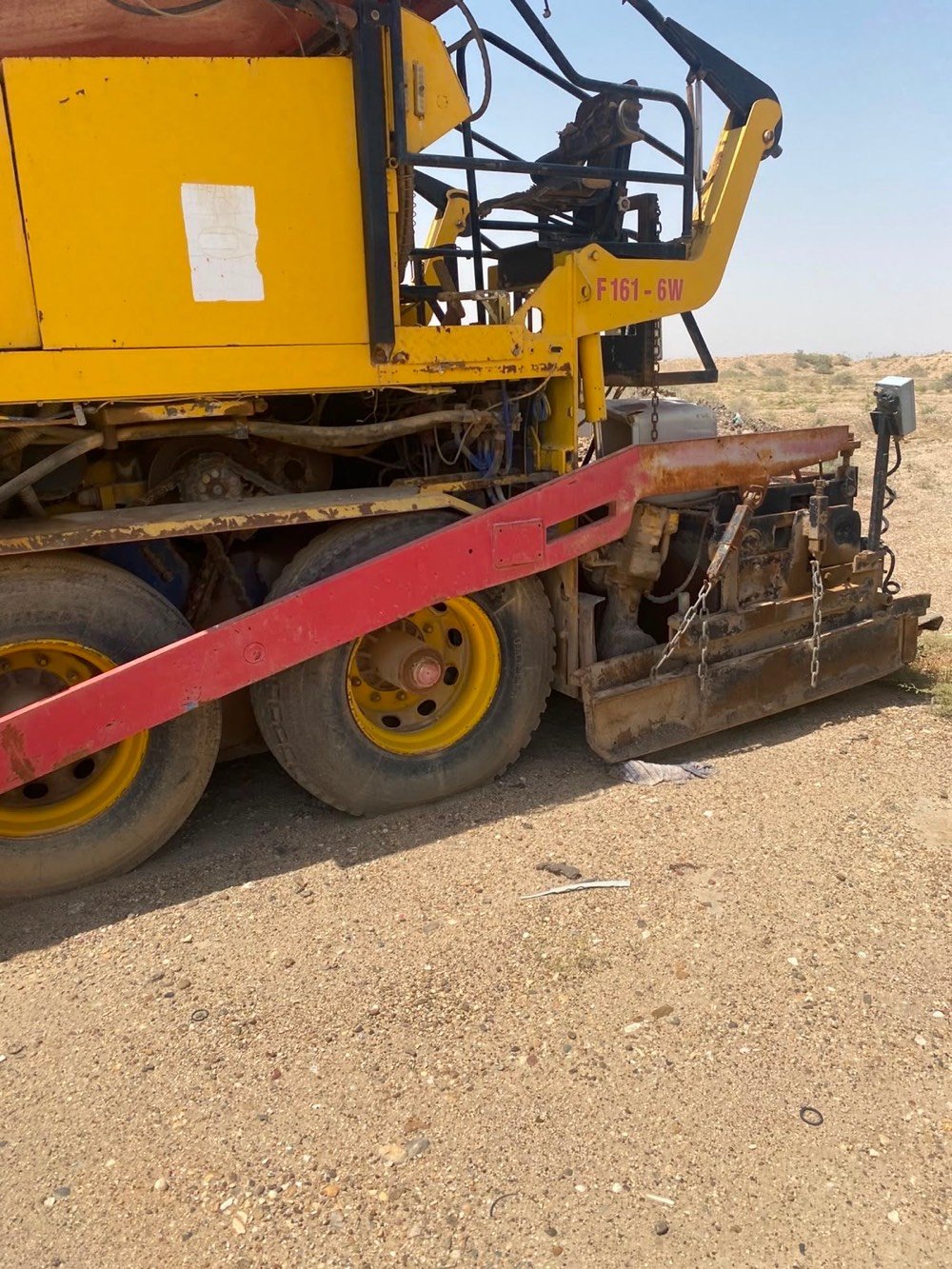 الشركة
DYNAPAC
الموديل
F161-6W
سنة الماكينة حسب البطاقة
2007
النوع
فارشة أسفلت بعجلات
الوزن
حوالي 18 طن
المحرك
Cummins QSB 6.7-C205
قوة المحرك
153 kW / 205 حصان
سعة المحرك
6.7 لتر
دفع العجلات
6 عجلات دفع، مع Differential Lock وAnti-slip
سعة القادوس
5.7 م³
عرض الفرش الأساسي
حوالي 2.55 م
أقصى عرض فرش
حوالي 8.1 م
أقصى سماكة طبقة
300 ملم
سرعة الفرش
حتى حوالي 26.5–28 م/دقيقة
سرعة النقل
حوالي 16.5 كم/ساعة
الإنتاجية النظرية
حوالي 650 طن/ساعة
نظام الكهرباء
24 فولت
***********