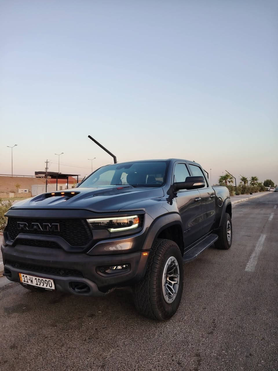 سلام عليكم
للبيع

 دودج رام TRX 2021 امريكي

دودج رام TRX سوبر جارج موديل 2021 ،  بمحرك V8 6.2L SUPERCHARGED، كلين ومكفولة كفالة عامة.

ماشيه 53 مايل. 

المواصفات:

* V8 6.2L SUPERCHARGED.
* 4 كشنات جلد كهربائية.
* تدفئة وتبريد للكشنات الأمامية.
* كشنات خلفية تدفئة وتبريد.
* كشنات لون أسود بتطريز أحمر.
* كشنات بذاكرة.
* جلد طبيعي 
* كامرات.
* حساسات أمامية وخلفية.
* رادارات أمامية وخلفية وجانبية.
* رادار بالمراية.
* ستيرن تدفئة وتحكم.
* شاشه كبيرة.
* شفتات سرعة.
* أضوية بالمرايا.
* سكليتر كهرباء.
* نظام صوت Harman/Kardon.
* دفع رباعي 4×4.
* أنظمة قيادة ومساعدة متعددة.
* مثبت سرعة.
* تحديد مسار.
* نظام تحكم بالتسارع من 0 إلى 100.
* لونج كنترول.
* صوت إكزوز رياضي مميز.
* وباقي المواصفات المعروفة للـ TRX.

🔒 المحرك والگير واير بشرط ما مفتوح.

السيارة حيل نظيفة، وكلشي بيها على بلاد جديد، وما بيها دينار مصرف، كاملة من كل النواحي.

السعر 49 وبيها مجال ان شاء الله 

📍 الانبار فلوجة

📞 ***********
