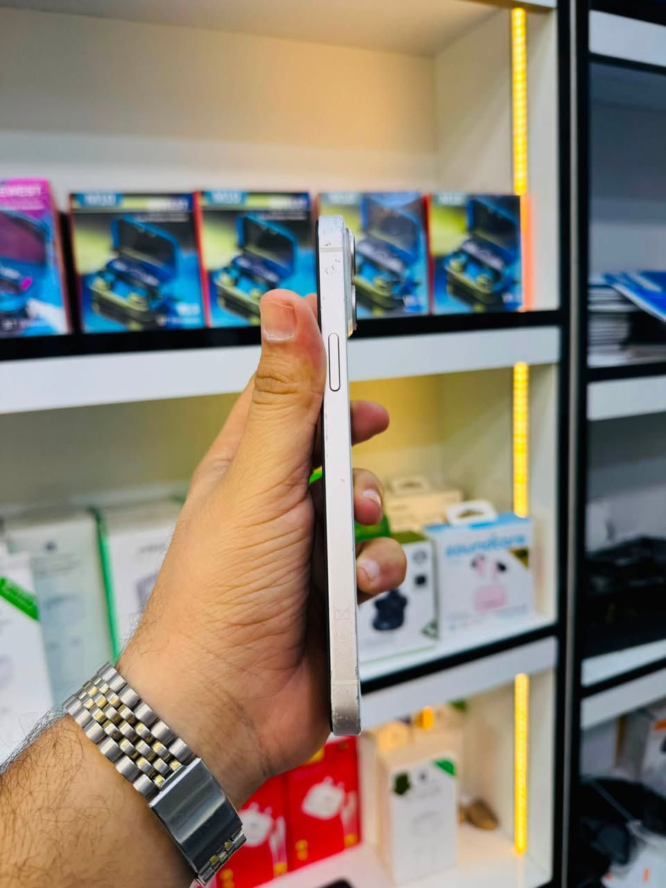 السلام عليكم 🫡
للبيع iPhone 14 plas بلاص 
ذاكرا 128 
بطاريه 100% مبدله اصليه 
نموذج M شرق اوسط ماستر 
نضافه 85% لون ابيض 
الجهاز كله شغال فقط مبدل شاشه نوعيه تخيل لا شكل ولا شمر صوت اتصال انترنيت كامرات كله شغال مابيه خلل فيس ايدي شغال السعر قفل ٣٣٠ الف مكاني بغداد مدينه الصدر رقمي ***********
