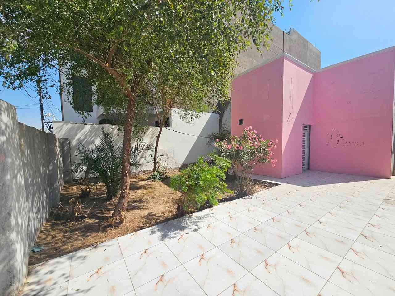 السلام عليكم
بيت للأيجار في  ((حي السعد))
 مقابيل التسجيل العقاري ومحكمة النجف 
قرب شركة الامنية 
الدار للاغراض التجارية فقط 
الدار ثاني بيت على شارع الكوفه 
مساحة 300 متر مربع
بناء قديم ومرمم كما في الصور 
للاستفسار 
د. احمد ‭***********‬
علما كان مؤجر سابقا مركز تجميل نسائي 
يصلح مكتب محامين او صالون او شركه او ستديو تصوير
