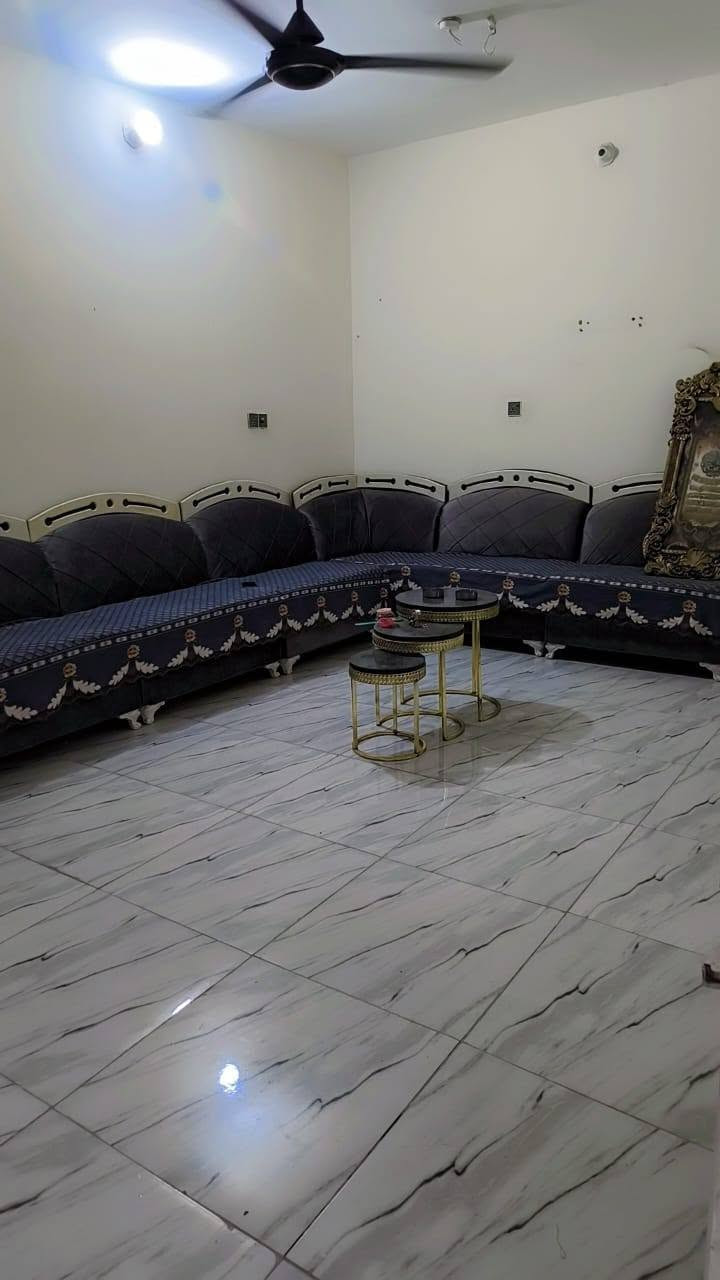 سلام عليكم بيت زراعي سند 25 بي وصل من البلديه مساحه 250  بي غرفتين وصاله وستقبال وطارمه جبيره  وصحيات ومطبخ حار وبارد ومخزن  السطح شتايكر العنوان حي الامين الثالثه   سعر 28وبي مجال ***********
