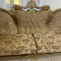 للبيع طقم قنفات كلاسيكي 🛋️✨ عدد 10 مقاعد، خشب مزخرف ومذهّب، قماش بيج م...