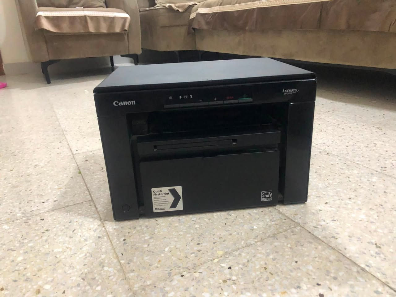 عندي طابعه canoni sensys mf3010 متعدده الوضائف مواصفاتها طباعه استنساخ ماسح ضوئي طباعه اسود وابيض طباعتها سريعه بجوده ودقه عاليه اقتصاديه بحبر الطباعه ومتوفره الاحبار بسهولة توصيلها عن طريق كيبل USB مستعمله قليل السعر 180 التوصل عن طريق الرقم ***********

