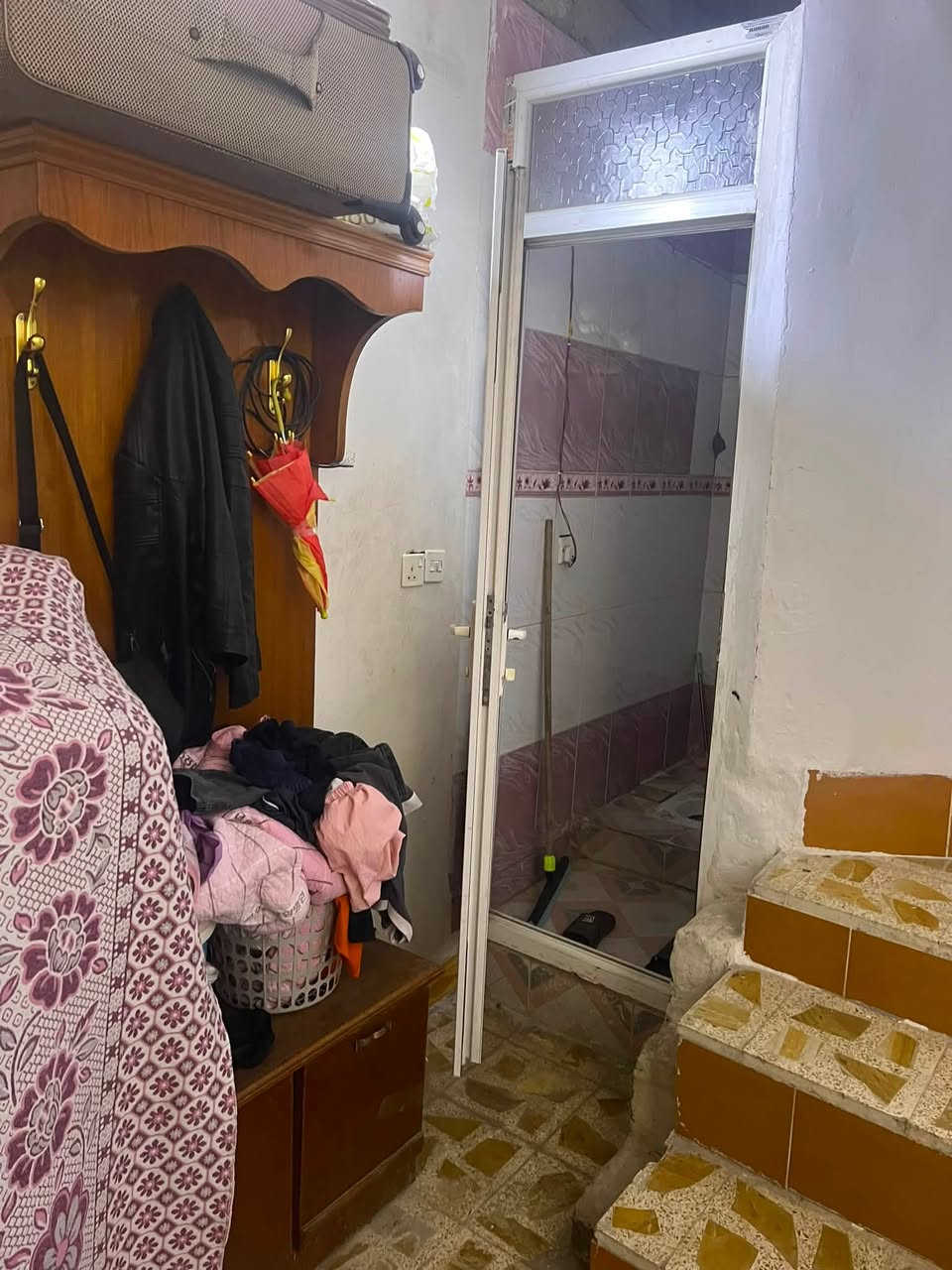 السلام عليكم بيت لليجار بل سماح الثانيه الارضي غرفه هول صحيات واستقبال الثاني غرفه هول صحيات غرفتين بعد ماكمله البيت 120 متر ركن التواصل مع مكتب صفوان السنجاري في شقق الخظراء التواصل على الرقم التالي *********** اسيا ***********
