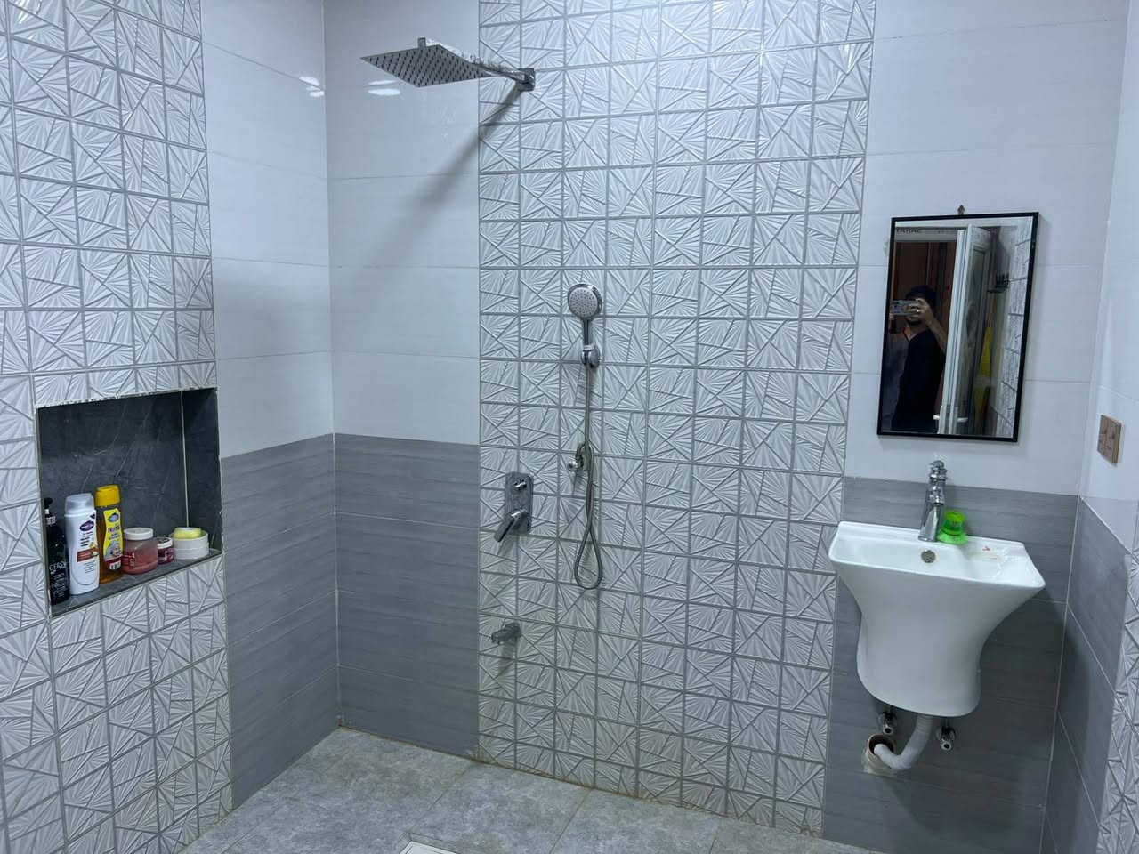 دار للبيع زراعي العنوان شارع السفينه قرب مدرسة الواثق 
المساحه 140متر بناء درجه اولى الاستفسار *********** اوخاص
