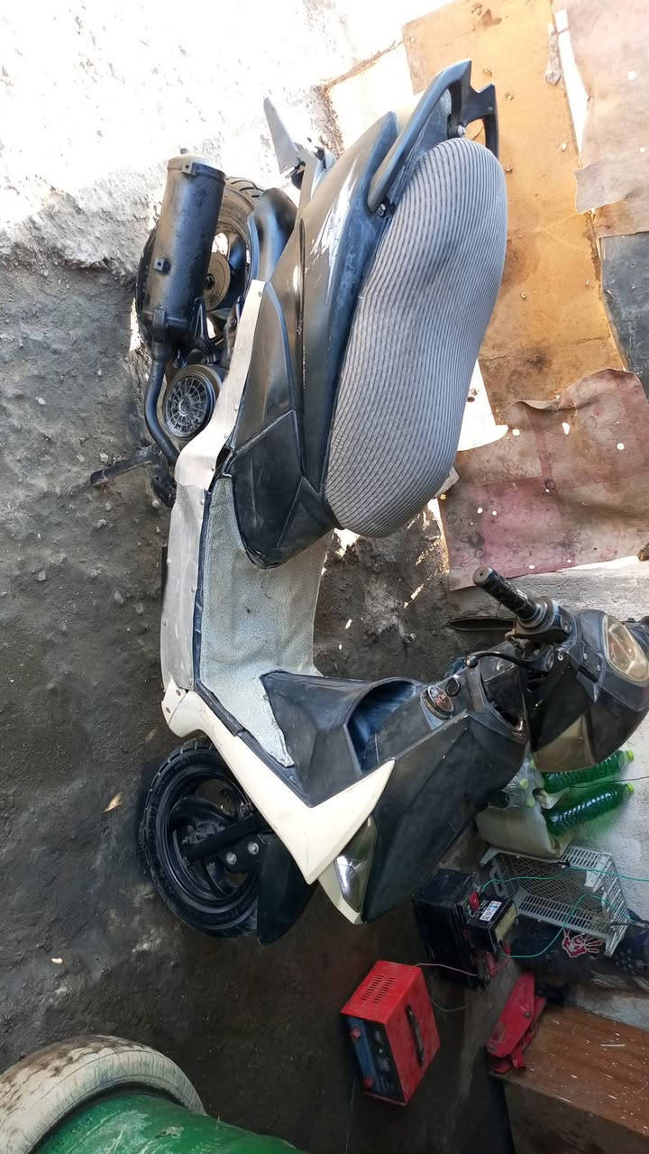 السلام عليكم دراجه. ماكس مضلع❗
  كهربائية شغاله سلف نكره
مكينه بيه خيط بخار❗
 تشغيله نكره مكينه ناعمه شلعه تشك الكاع 
 بس صوت لخرز لكلج الامامي وخيط بخار.❗ واي شي ما بيه بعد دراجه حلوه ونضيفه سعره 200وبيه مجال مكاني حله ابو غرق 📌***********
