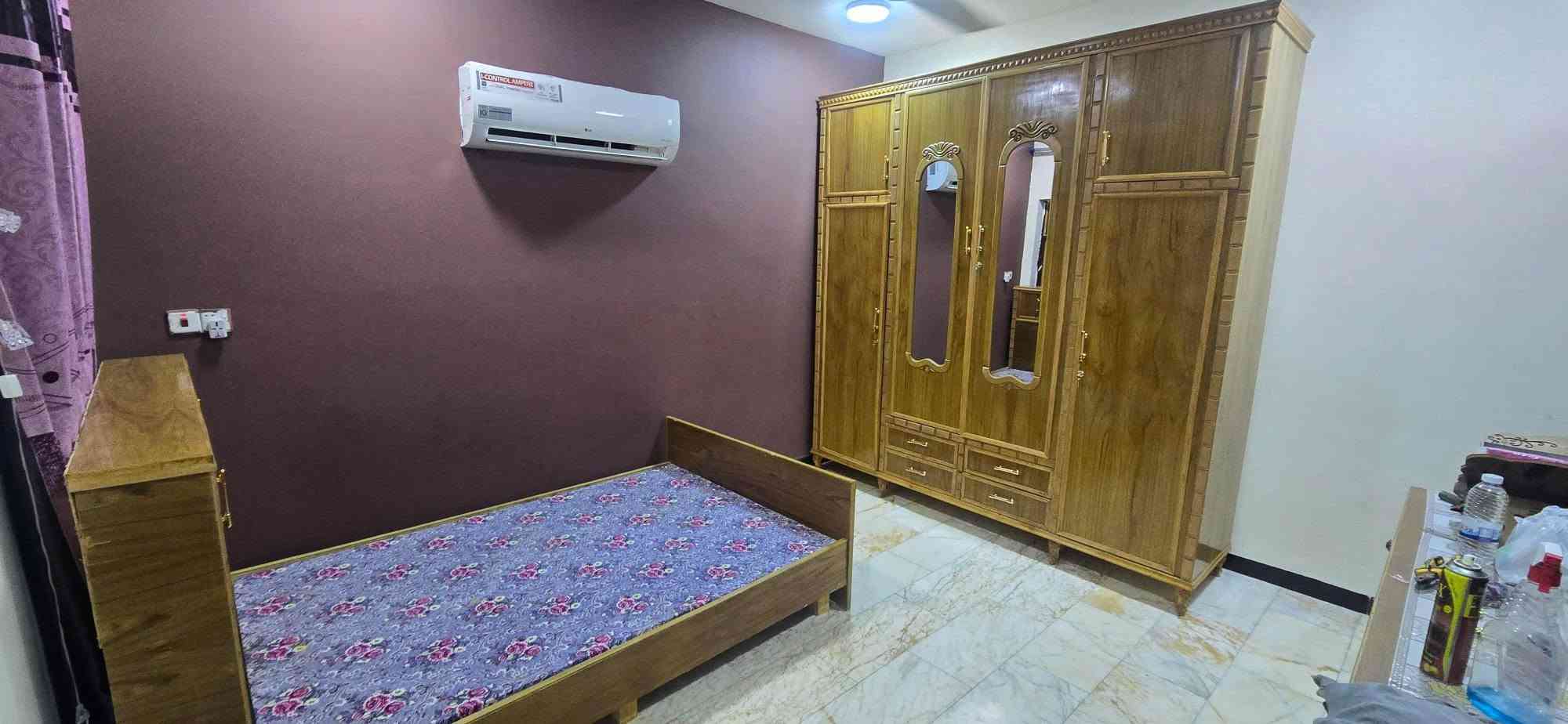السلام عليكم 
كنتور وجرباية صاج شغل درجة اولى للبيع  بعدها جديدة ممستعملة 
للتواصل *********** واتساب
