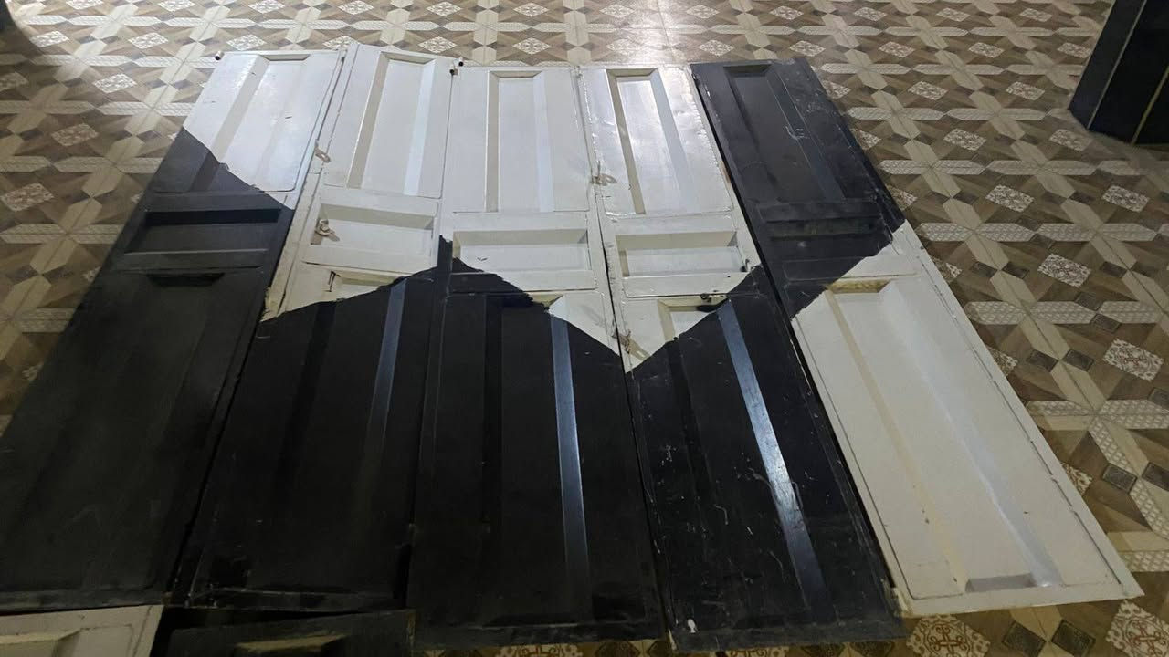 ابواب مال محلات عدد 2 بدون جربوبة فقط ابواب 5 طلاكات الارتفاع   مترتين ونص والعرض طلاكه 50 سنتيم 
كما وضوح في صورة للبيع للاتصال ***********
عنواني ديالى ناحية جديدة الشط/قرية الحويش
