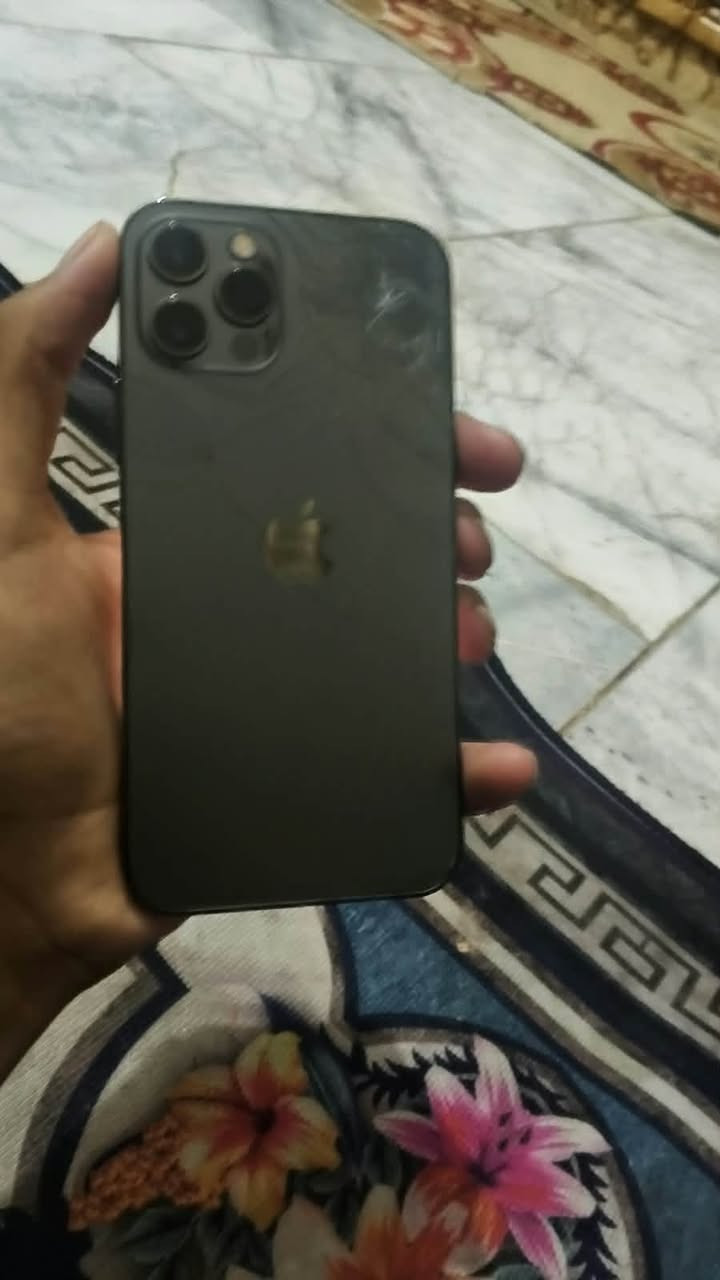 آيفون ١٢برو برو للبيع ذكرا ١٢٨بطاريه ٧٧الجهاز ما مفتوح شرط فحص فقط ضهر مكسور بل كفر يضيع الرقم ***********وتساب المكان ناصريه مركز السعر خاص ما أجوبك بل تعاليق
