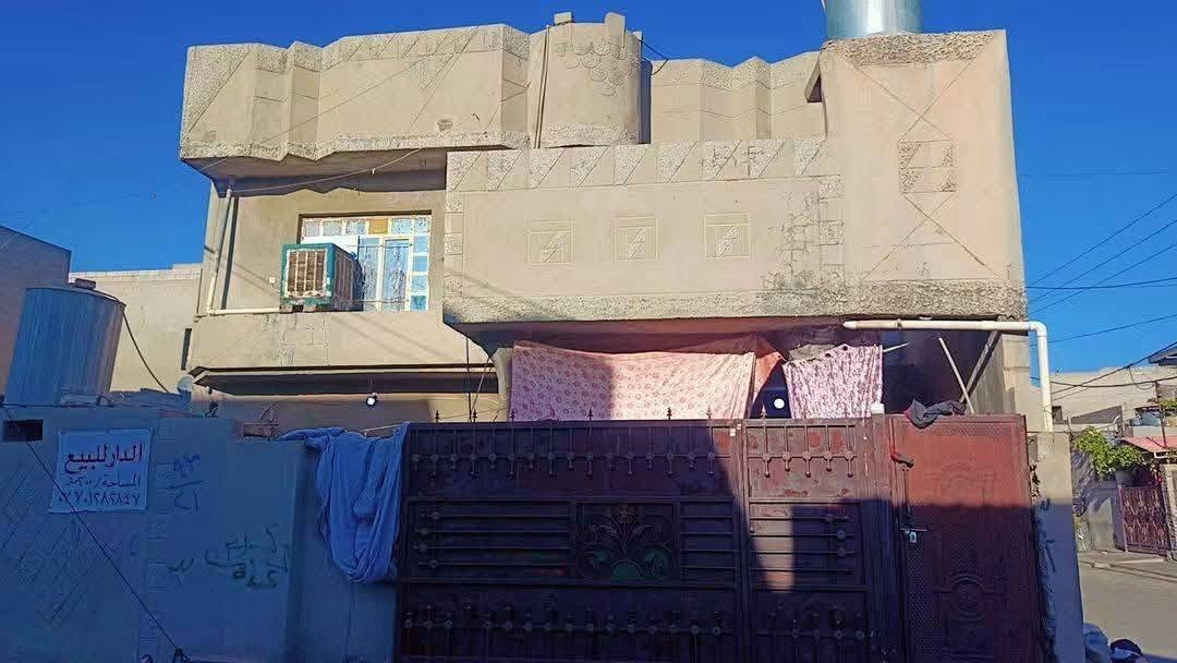 دار للبيع مساحه 200 متر ركن يحتوي ثلاث مشتملات 

🏠 الطابق الاول يحتوي على حوش كبير وتواليت خارجي
واستقبال وغرفتين وهول ومطبخ وحمام

🏠طابق ثاني مشتمل اول يحتوي على حوش وصحيات خارجية  وغرفه نوم ومطبخ وهول وحمام

🏠طابق ثاني مشتمل ثاني يحتوي صحيات ومطبخ وهول وغرفه وحمام وصحيات خارجية 

🏠شرط التحويل طابو باسم شخص واحد للاستفسار الاتصال على الرقم السعر 180 وبي مجال***********
الموقع حي العروبة قرب كهوة شلال

