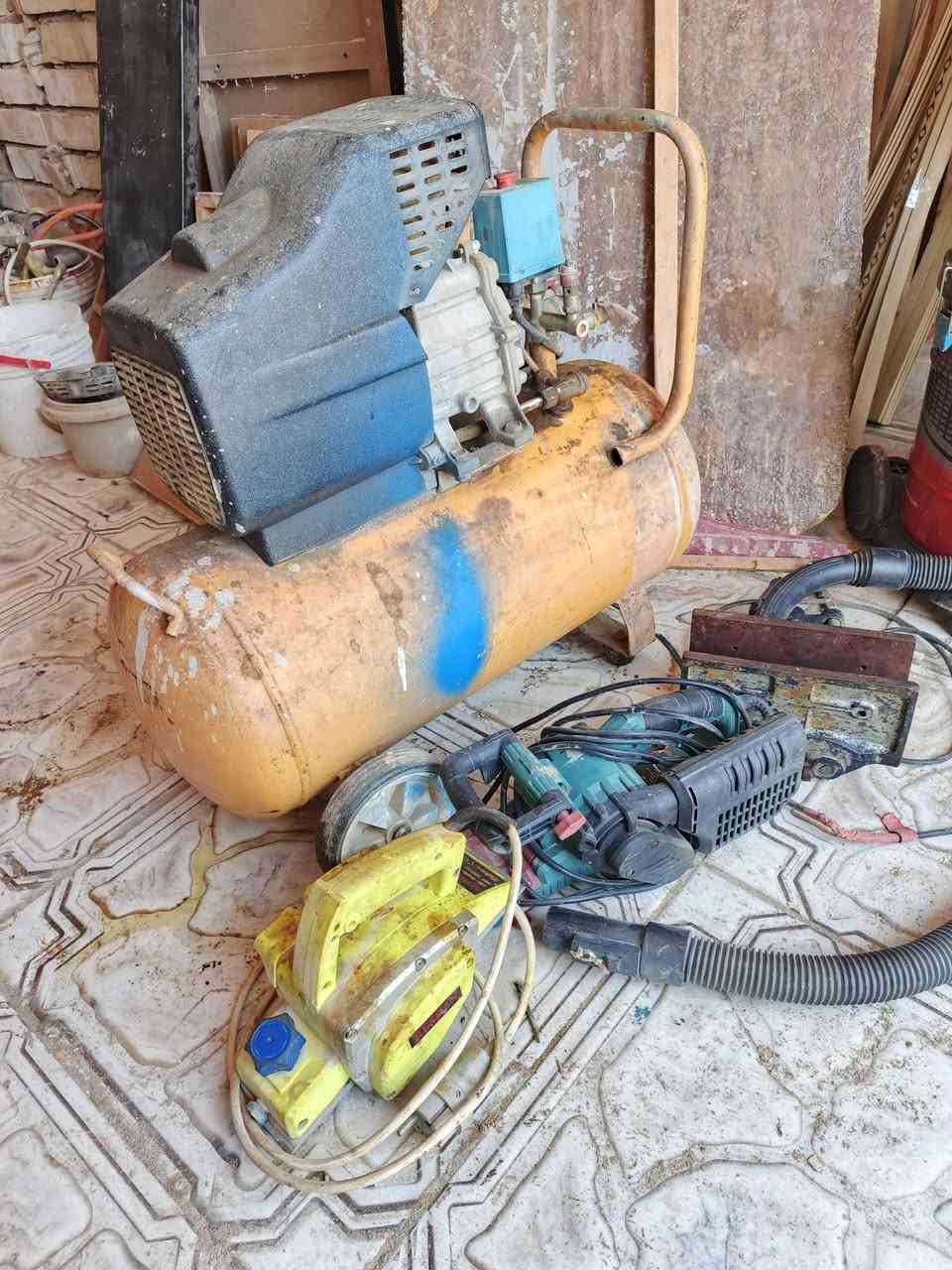 السلام عليكم 
كمبريسر 50لتر
رند طياريه
منعمه بارك سايد 
منگنه 
مكنسه كهربائه. شرط الشغل 
البيع شلع السعر 300وبيهن مجال

المكان كربلاء 
***********

