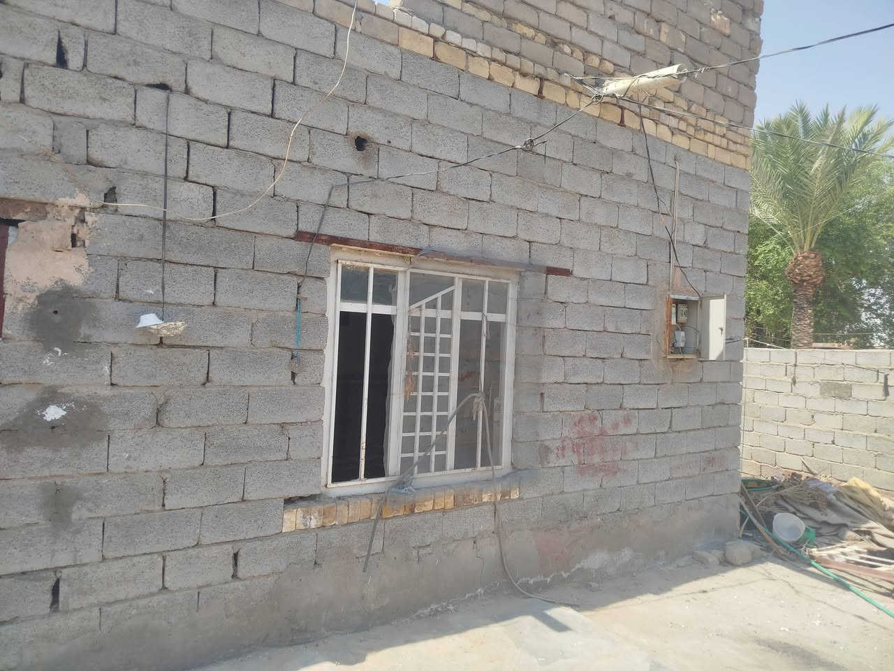 سلام عليكم بيت للبيع مساحته 150 مكان سيديه قرب مدرست الرحمه بضهر المستوصف البيت رقم بي معامله  مكان شطر ***********
