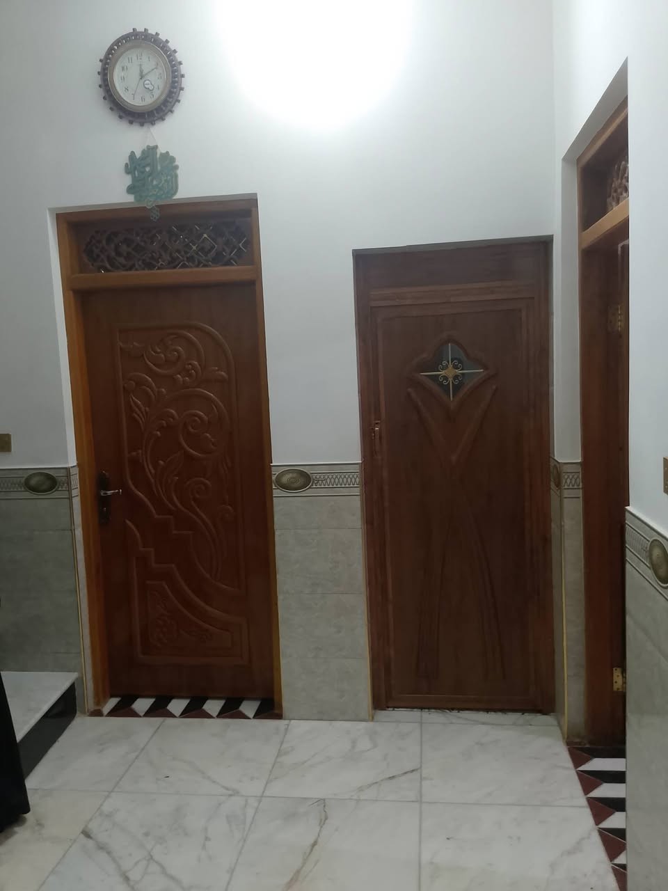 @بيت للبيع الناصريه حي شهداء قرب 
جامع السيدة رقية مساحة 200بناء جديد 
يشمل كافة الخدمات من ،ماء,مجاري،كهرباء ،
تبليط واجه 10يربط على ثلاث شوارع  يشمل طابقين الطابق الاول يكون من غرفه وصاله ومطبخ وحمام وصحيات وصاله ثانيه مطله على ديوانيه ومناور عدد2مطبخ حار وبارد
الطابق الثاني يكون من 3غرفه حمام وصحيات
وصاله بيع مستعجل 
تصال رقم على

***********☎️📞
***********📞☎️

