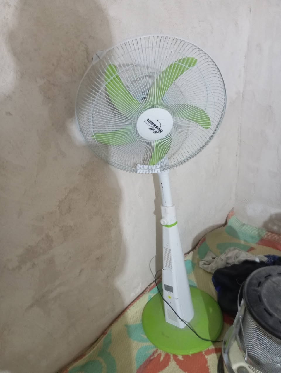 السلام عليكم اغراض مستعمله للبيع في النجف مروحه شحن .ومروحه سقفيه . وشافطه مال طباخ .وطباخ .وبايسكل مال رياضه للتواصل ***********
