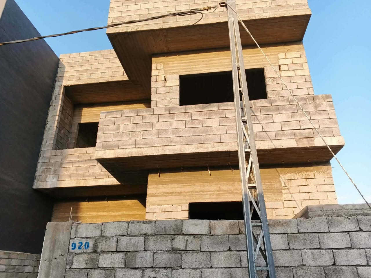 🚨 بيع مستعجل - بيت هيكل
📍 الموقع: منطقة زيونة - مقابل مديرية المرور على الجهة اليمنى (كامل الخدمات: تبليط، ماء، كهرباء). 📐 المساحة: 154 م² (الواجهة 8.5 م) | العائدية: وصل بلدية زراعي.

🏗️ مواصفات البناء:

بناء هندسي متين (حديد 16 ملم + نظام دكتات).

الطابق الأول: استقبال + هول + مطبخ كبير + غرفة نوم كبيرة + صحيات داخلية وخارجية معزولة + مكان غسالة.

الطابق الثاني: 3 غرف نوم + هول + صحيات + بيتونة كبيرة وستائر.

📞 للتواصل والاستفسار: [***********]
