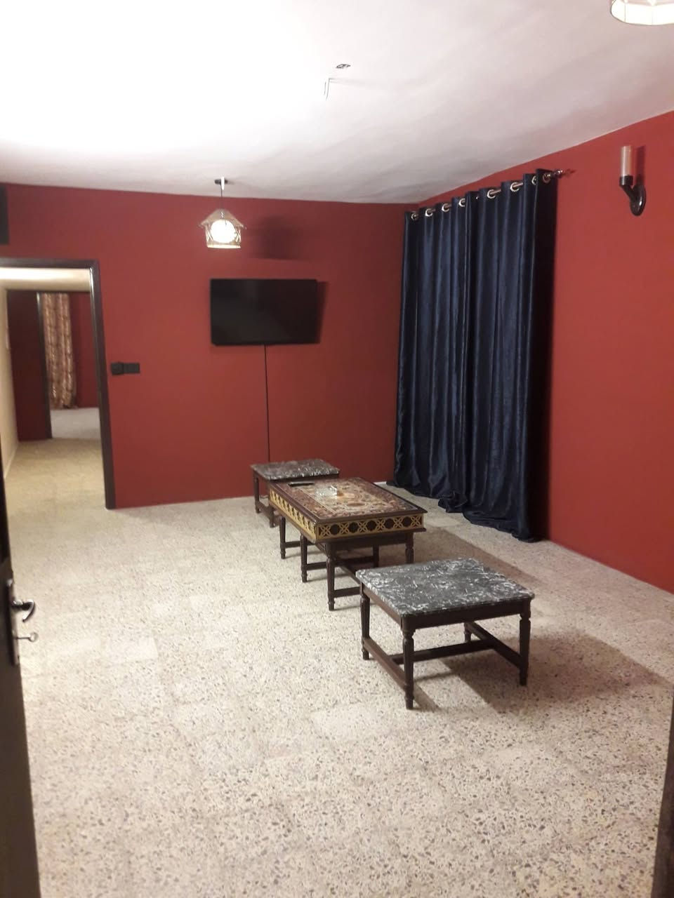 مشتمل للإيجار / اليرموك محله ٦١٢ / فرع مثلجات بردا / طابق ثاني/ شبه مؤاثث / قيمة بدل الاجار 900$ /// كهرباء خصخصة / هاتف *********** 
ملاحظه: يعفى المستأجر من تسديد ( اي اجور ) للماء و الكهرباء .. مجاني .
