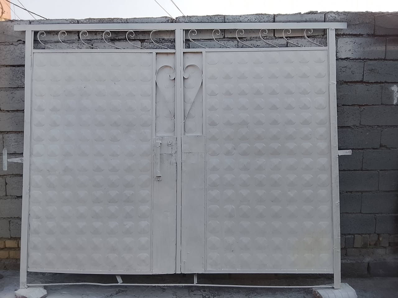 باب ثقيل • عرض ٢٫٦م • صبغ جديد