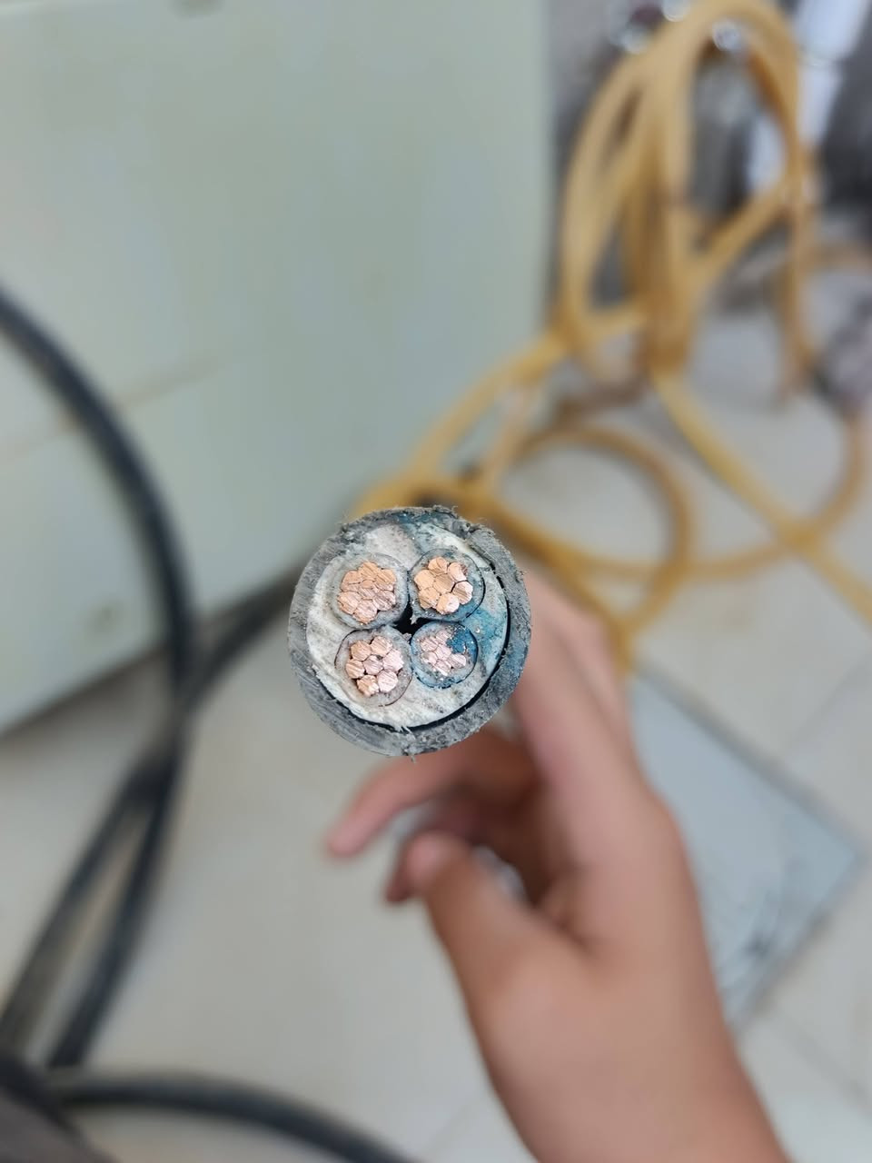 كيبل نحاس أربع خطوط بي تقريبا 10 امتار اللاستفسار يراسلني خاص
