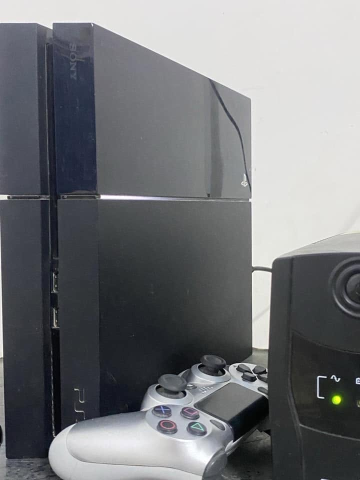السلام عليكم جهاز بلي فور الفات ذاكرة (500 )يحتوي على ثلاث العاب +حساب بيس بالفيديو + قرص GTA5 هدية + جهاز اليو بي اس مثل ما موضح بالصورة نوع فاربر افضل نوعية ، الجهاز استعمال قليل النظافة 80% الجهاز كامل الملحقات 2 جويستكات وملحقاتها + كيبل HD الجهاز ما مفتوح بالة السعر (220 الف )بيها مجال قليل كلش حك الجية العنوان النجف مجمع السلام السكني التواصل على الواتساب او الاتصال بالرقم ***********
